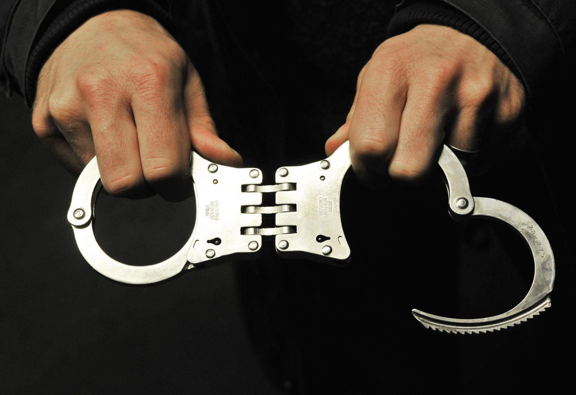 Die Polizei nahm einen 20-Jährigen fest. Er steht unter Verdacht das Feuer im Stockerhutweg in Weiden gelegt zu haben. (Symbolbild:  Boris Roessler/dpa)