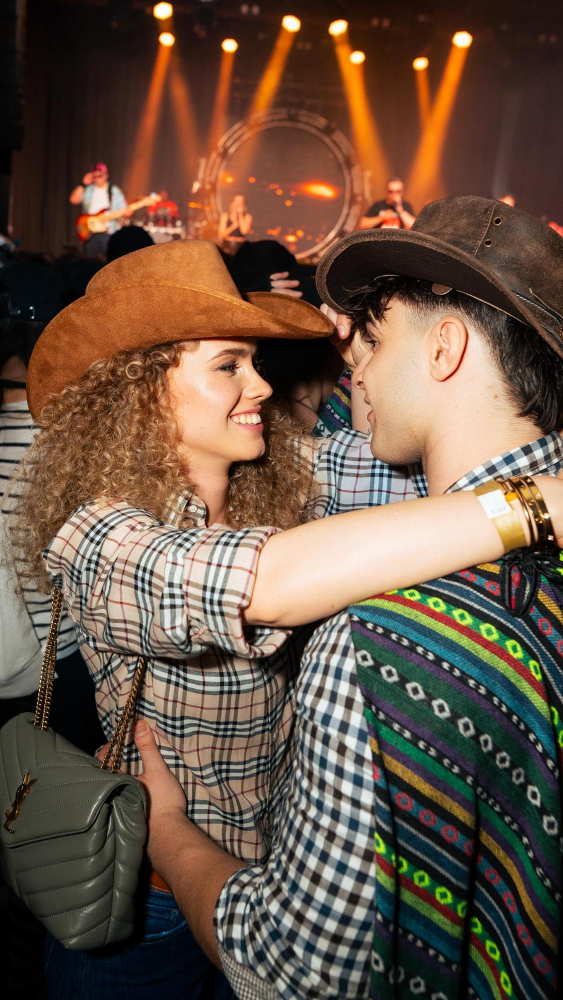 Am Sportlerball in Schirmitz gings mit Vollgas weiter im Faschingstreiben.  (Bild: Hannes Stock)