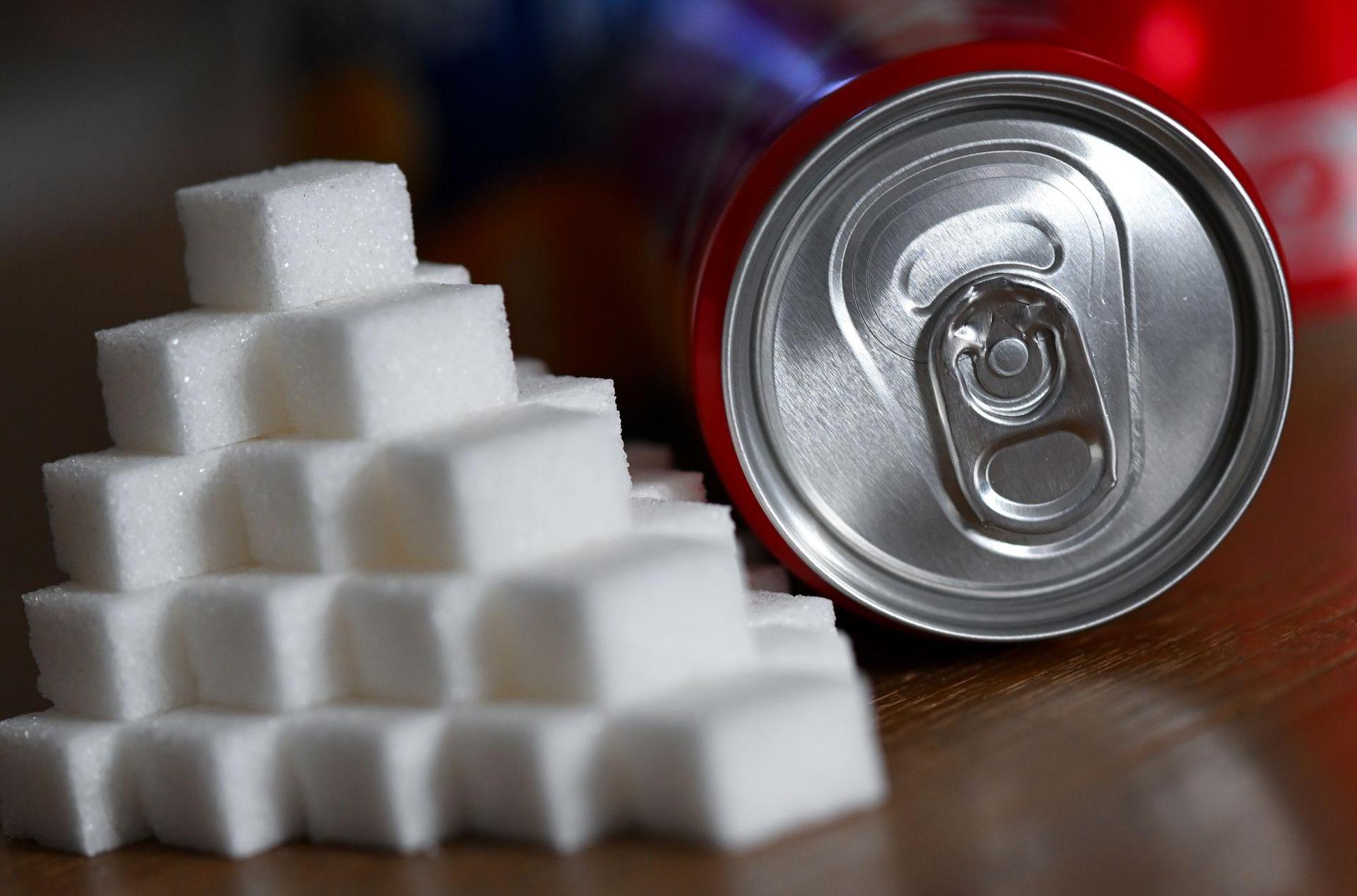 Die Zuckersteuer soll auf Getränke mit zugesetztem Zucker anfallen. (Illustration) (Bild: Sven Hoppe/dpa)