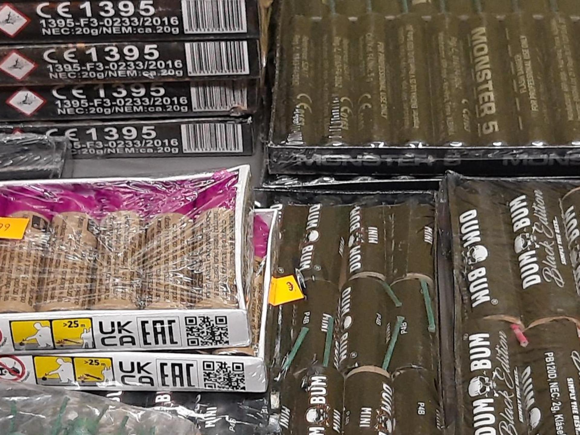 Diesen Einkauf hat ein 13-Jähriger hinter dem Rücken seiner Eltern ins Land geschmuggelt.  (Bild: Bundespolizeiinspektion Waidhaus/exb)