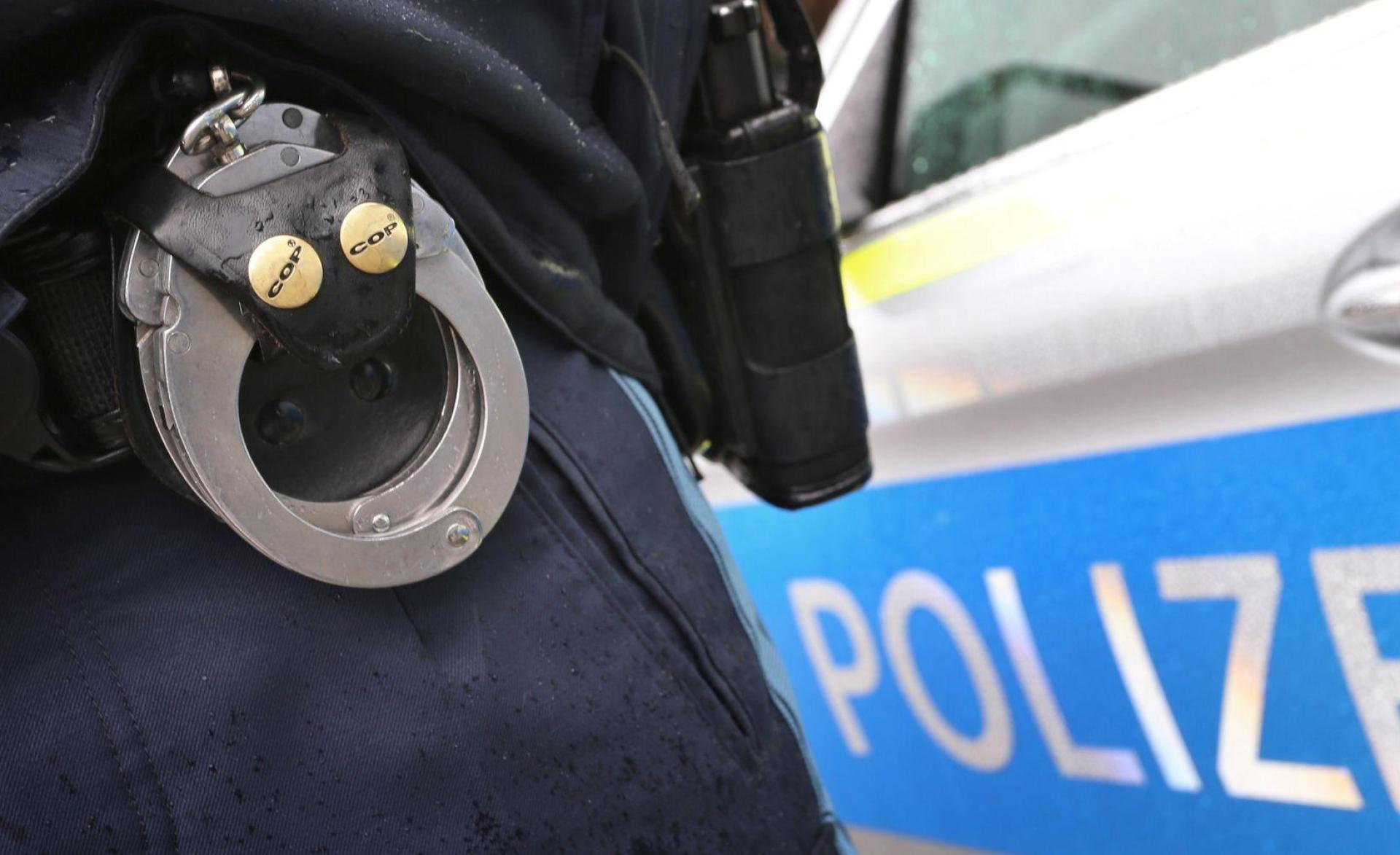 Die Polizei ermittelt den Mann kurz vor der Grenze nach Tschechien. (Symbolbild: Karl-Josef Hildenbrand/dpa)