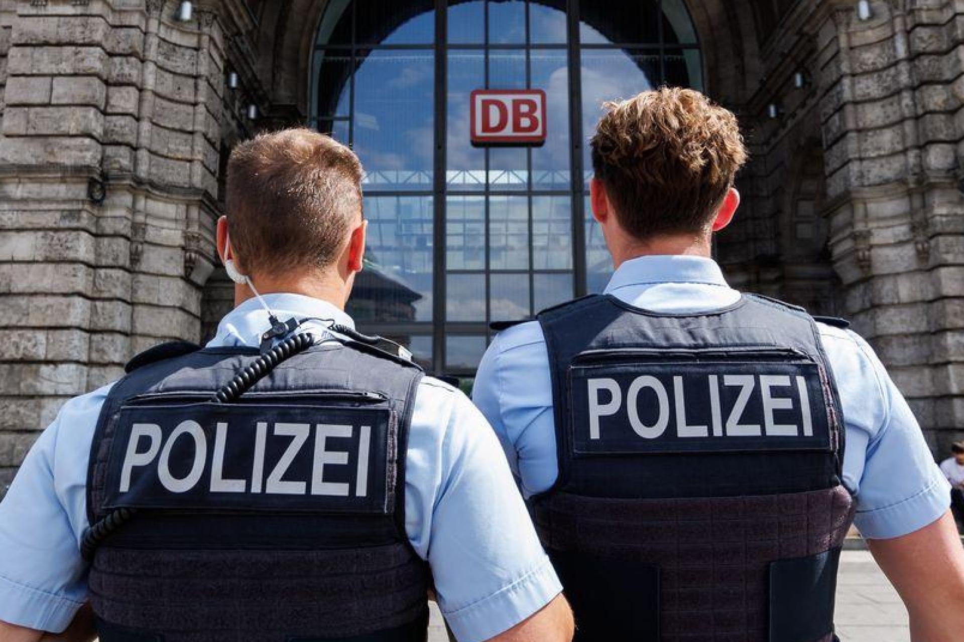 Die Bundespolizei stellte bei einer Durchsuchung des 20-Jährigen den verbotenen Schlagring fest.  (Symbolbild: Daniel Karmann/dpa)