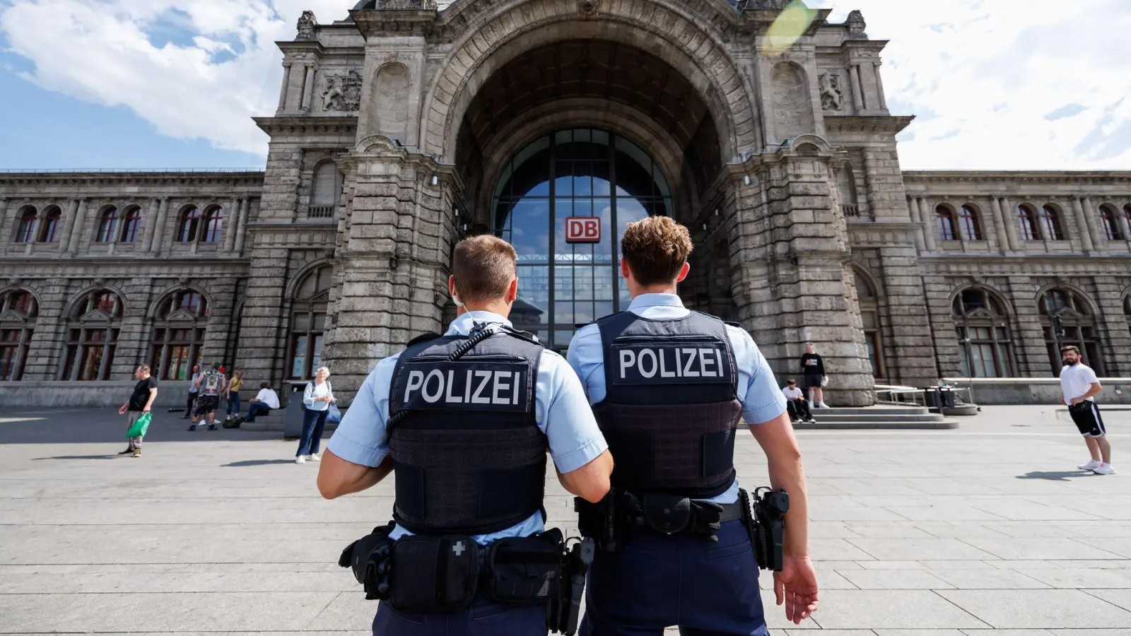 Die Bundespolizei stellte bei einer Durchsuchung des 20-Jährigen den verbotenen Schlagring fest.  (Symbolbild: Daniel Karmann/dpa)