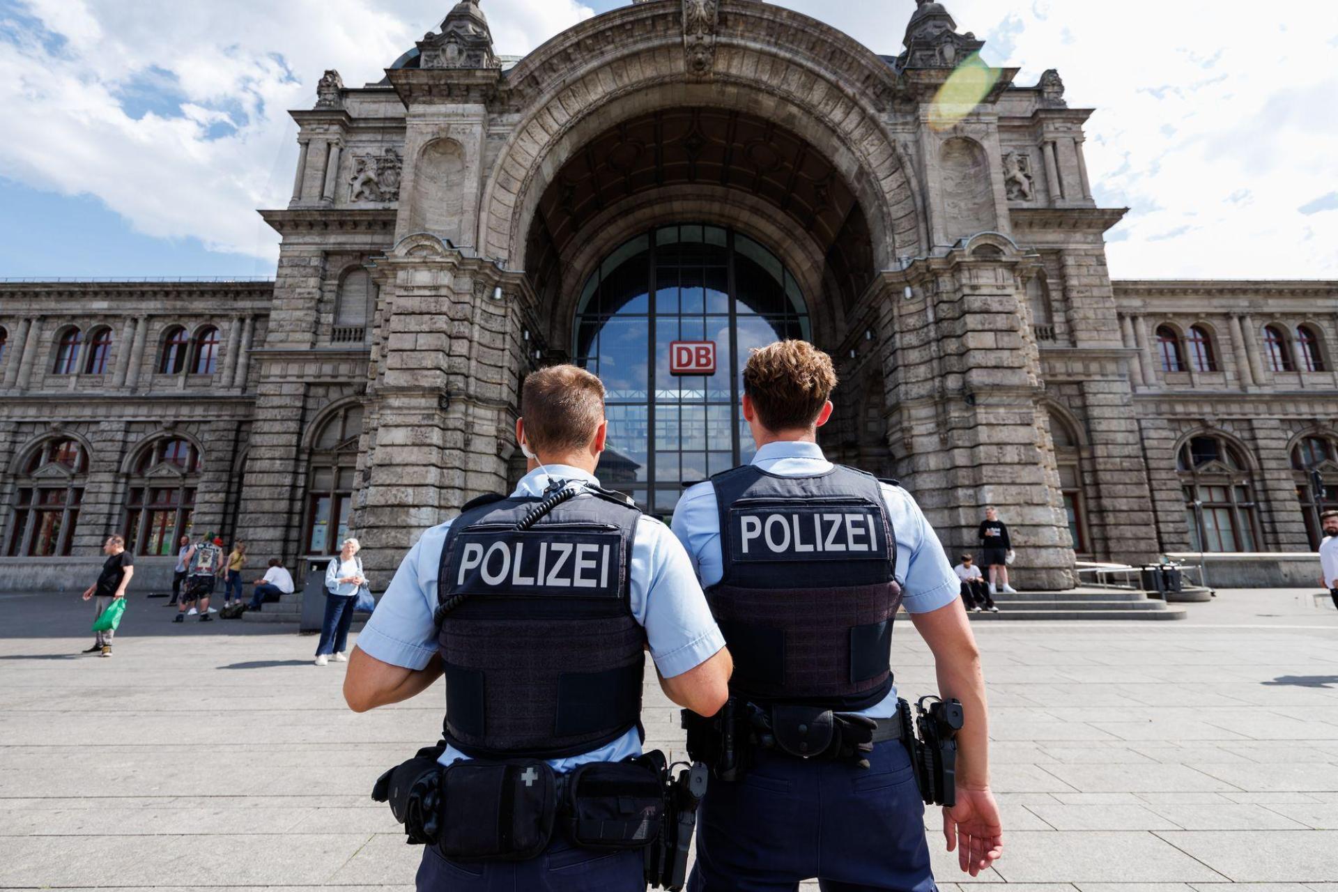 Rund um den Nürnberger Hauptbahnhof wird das Kiffen und das Mitführen von Cannabis verboten. (Archivbild) (Bild: Daniel Karmann/dpa)
