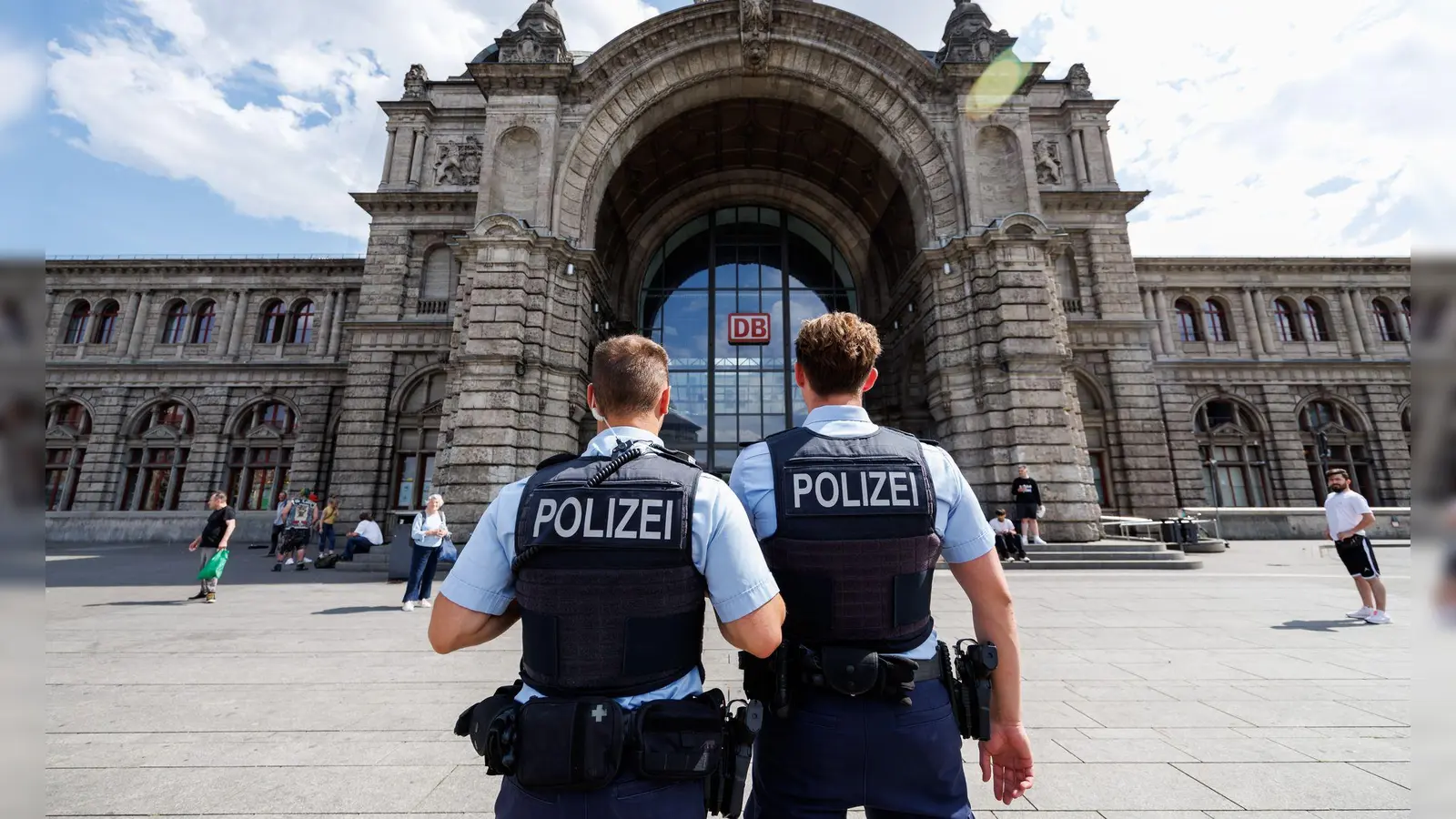 Rund um den Nürnberger Hauptbahnhof wird das Kiffen und das Mitführen von Cannabis verboten. (Archivbild) (Bild: Daniel Karmann/dpa)