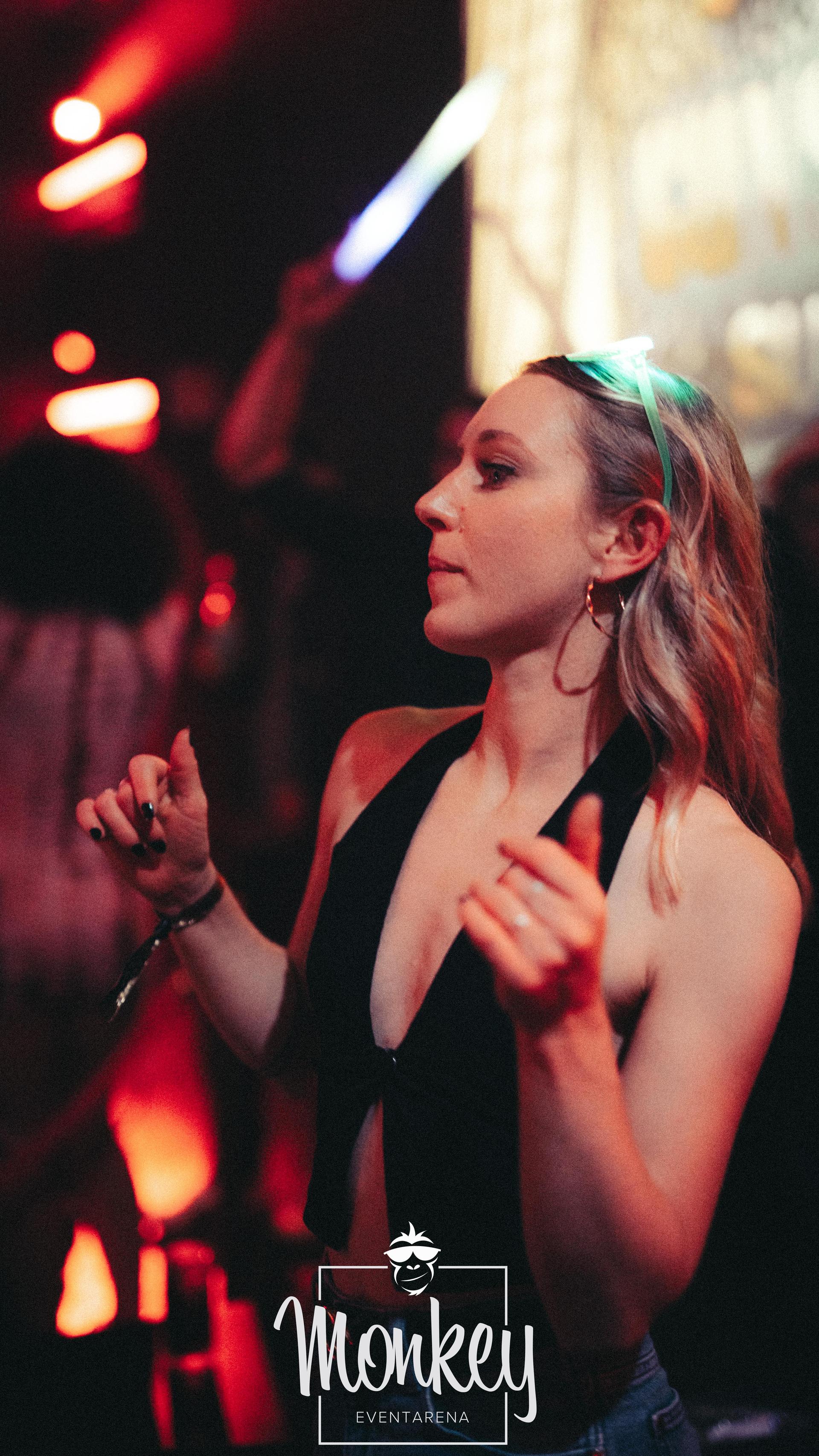 DJane Stella und DJ Roomman sorgen für den passenden Beat bei der Ü-30-Night im Monkey. (Bild: Sebastian Reiter)