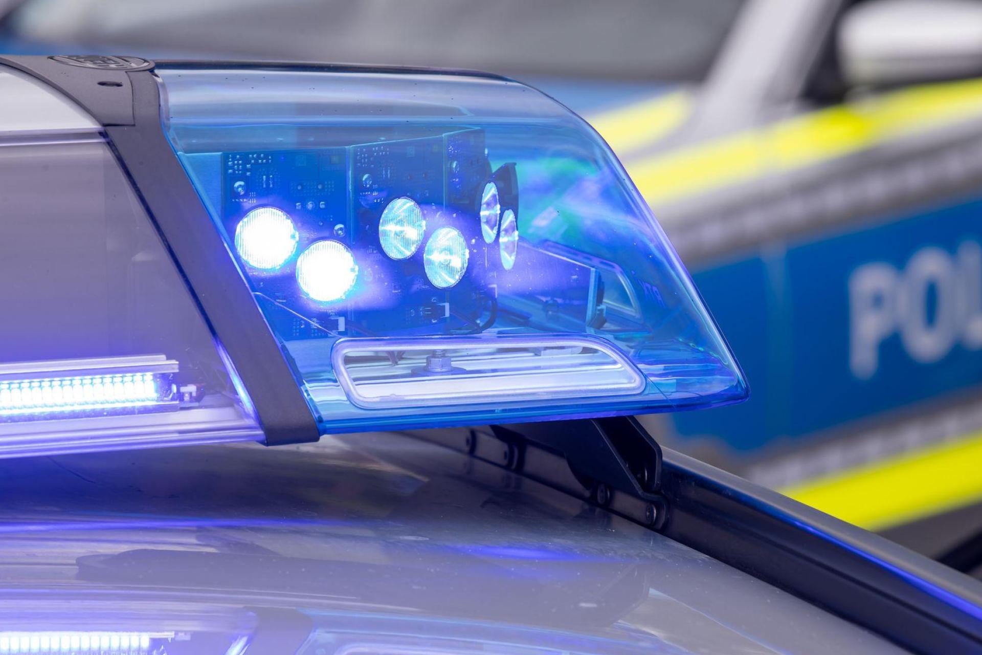 Ein Kind wurde in einer Parkanlage in Regensburg von einem unbekannten Mann angesprochen und körperlich bedrängt. Die Polizei sucht Zeugen. (Symbolbild: Daniel Karmann/dpa)