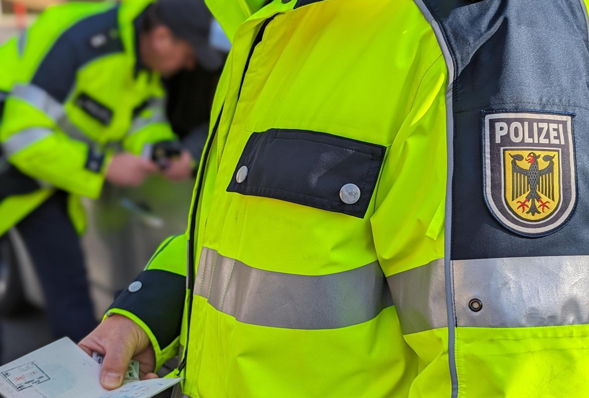 Ein 43-Jähriger wurde bei der Grenze Waidhaus von der Bundespolizei kontrolliert und festgenommen. Gegen ihn lagen drei Fahndungsausschreibungen vor. (Symbolbild: Bundespolizei)