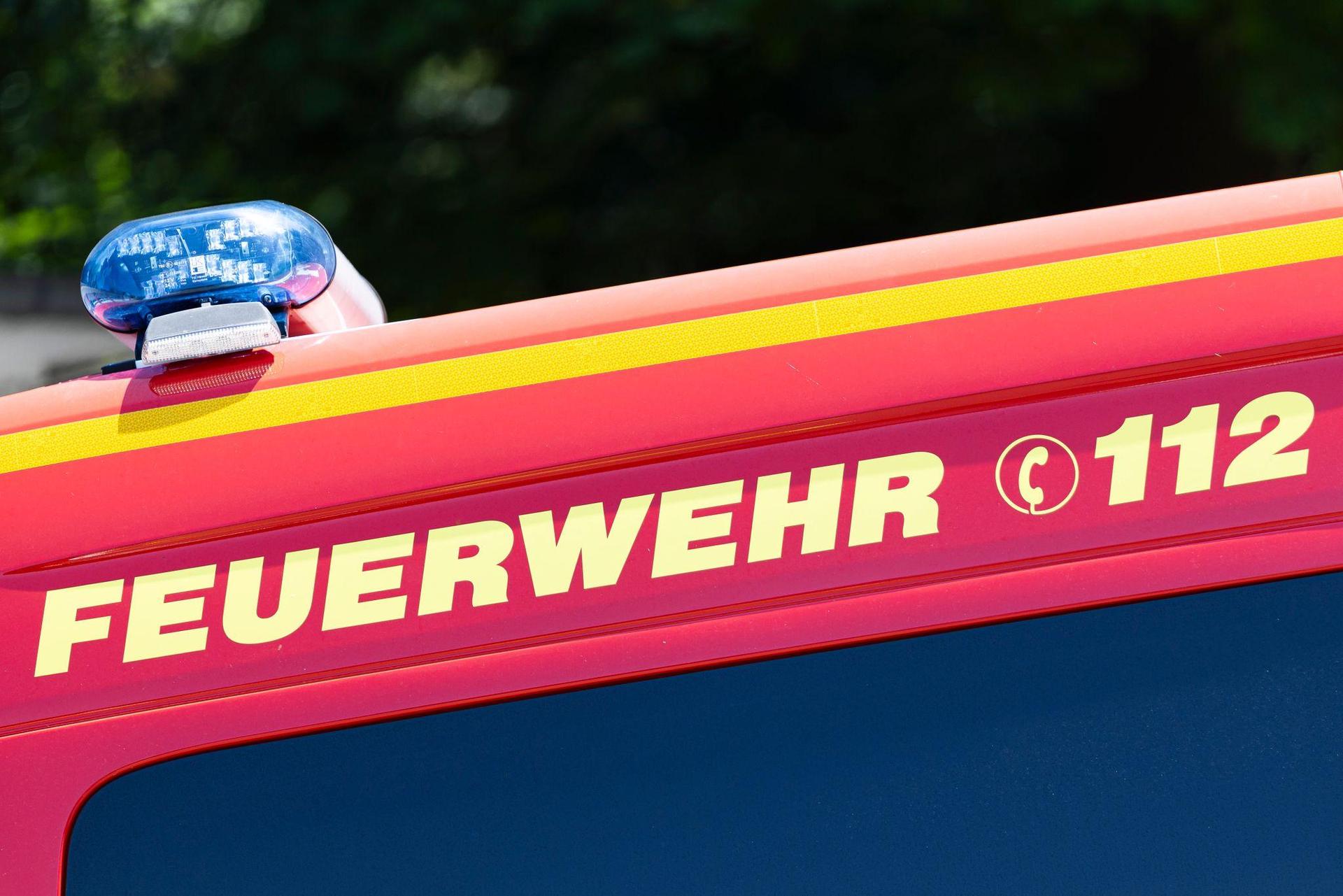 Die Feuerwehren im Einsatz: Auch in Weiherhammer kam es zu einem kleinen Brand. Für die Bevölkerung besteht keine Gefahr. (Symbolbild: Michael Matthey/dpa)