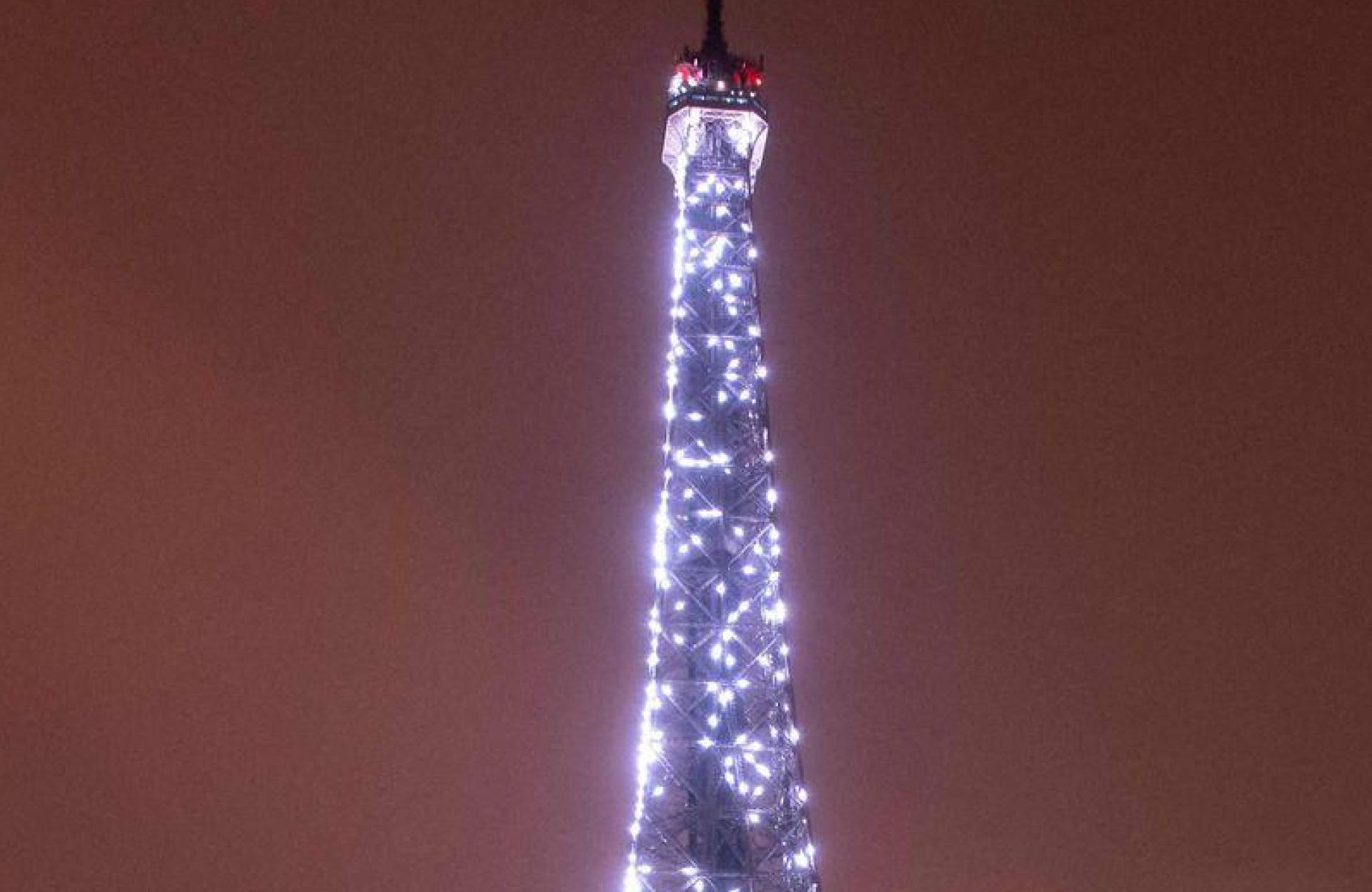 Der Eiffelturm ist auch im Weihnachtsfilm „Champagne Problems“ prominent zu sehen. (Archivbild) (Bild: Saul Loeb/AFP/dpa)