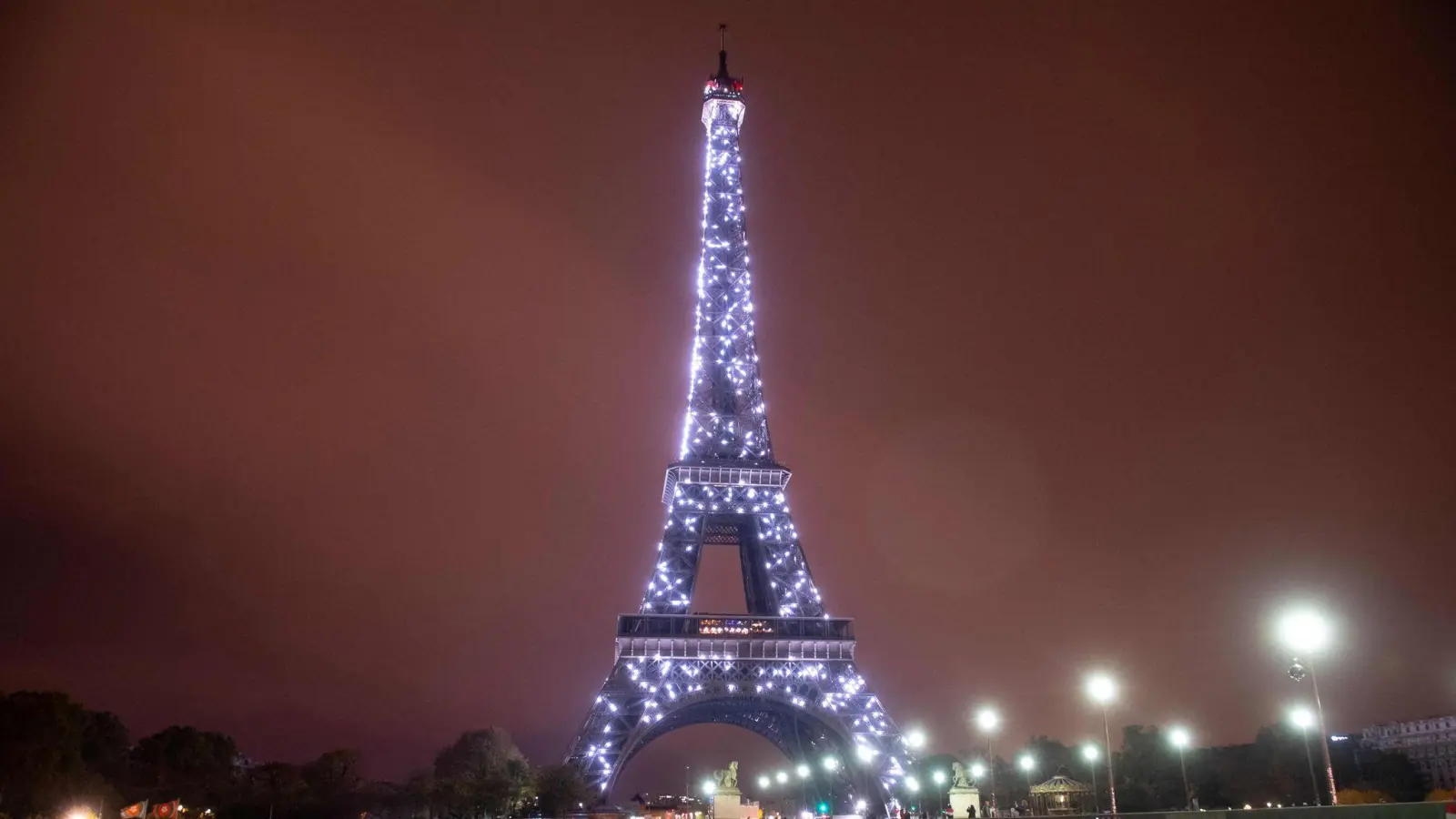 Der Eiffelturm ist auch im Weihnachtsfilm „Champagne Problems“ prominent zu sehen. (Archivbild) (Bild: Saul Loeb/AFP/dpa)