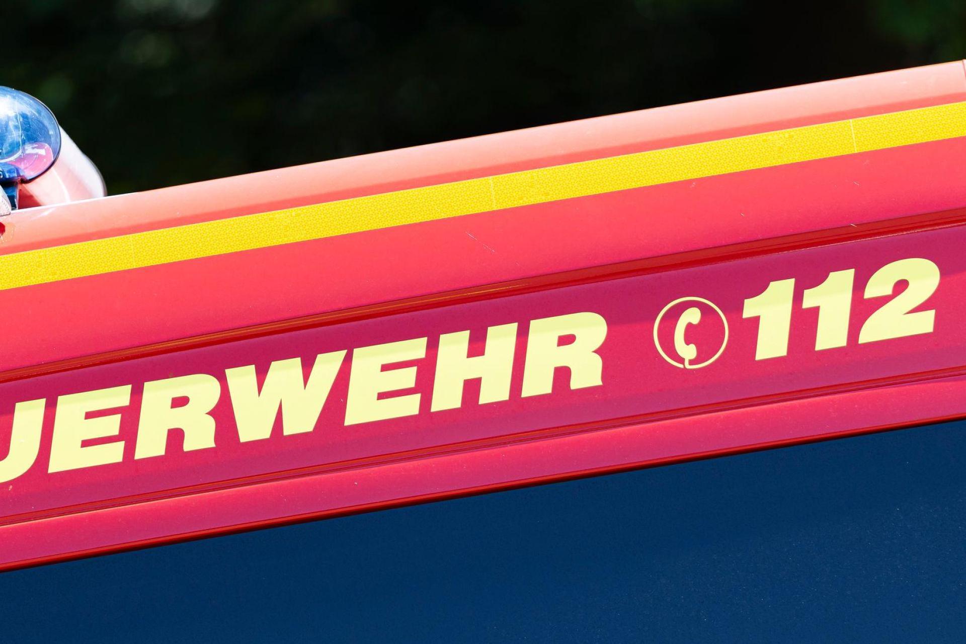 An der A 93 bei Nabburg hat es am Freitagmittag gebrannt. Eine Böschung hatte Feuer gefangen. (Symbolbild: Michael Matthey/dpa)