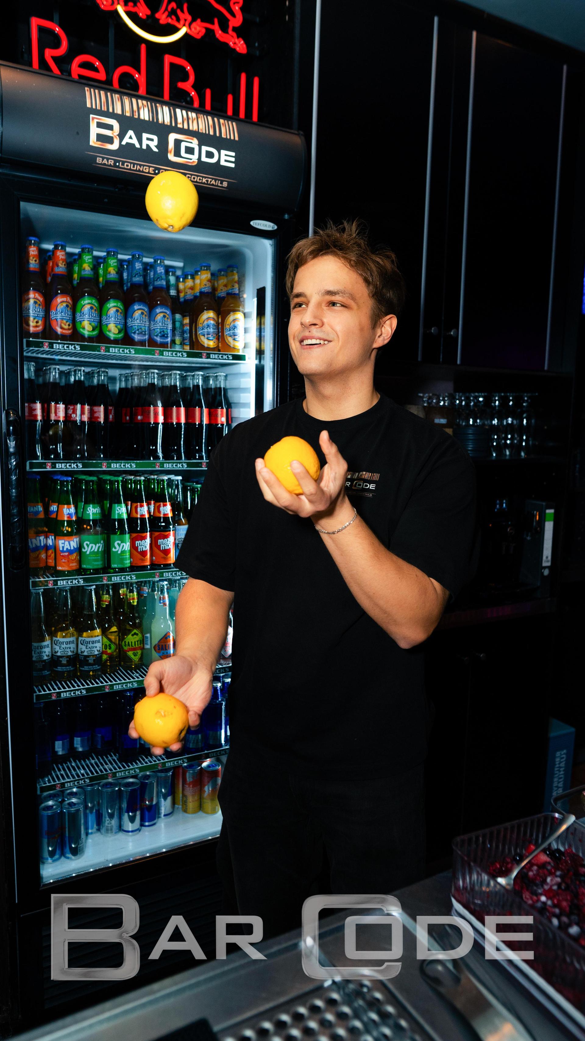 Cocktails, Bier und gute Laune gabs im Barcode am Samstagabend. (Bild: Hannes Stock)