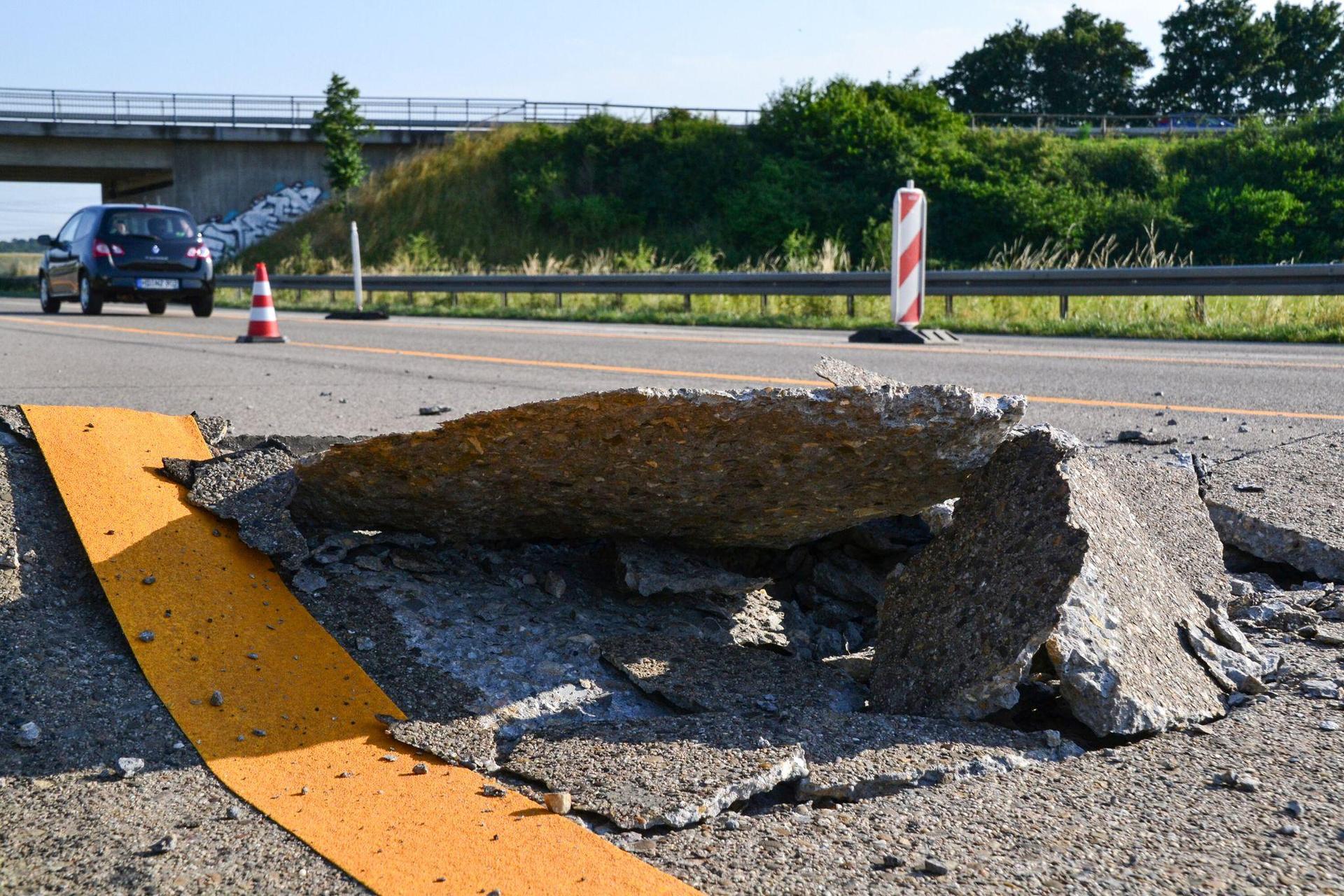 Blow-ups können starke Schäden verursachen. Aktuell ist der linke Fahrbahnstreifen auf der A93 in Richtung Regensburg wegen Blow-ups gesperrt.  (Symbolbild: Rene Priebe/dpa)