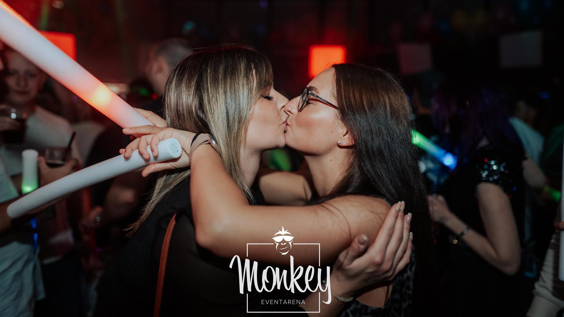 DJane Stella und DJ Roomman sorgen für den passenden Beat bei der Ü-30-Night im Monkey. (Bild: Sebastian Reiter)