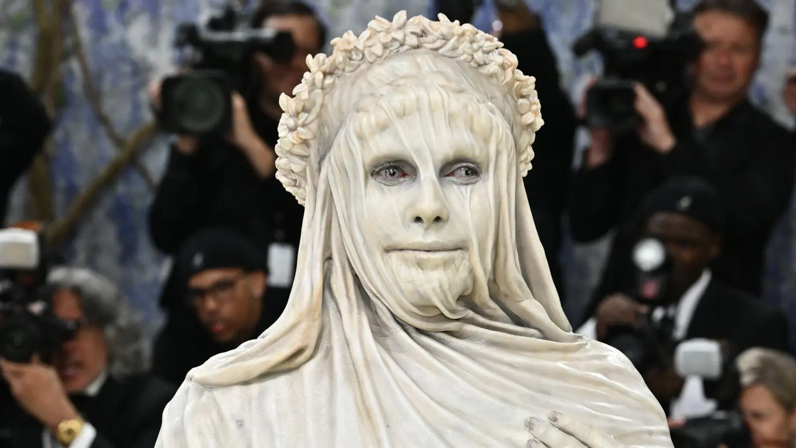 Model Heidi Klum erschien verkleidet als Statue zur Met-Gala.  (Bild: Evan Agostini/Invision/AP/dpa)