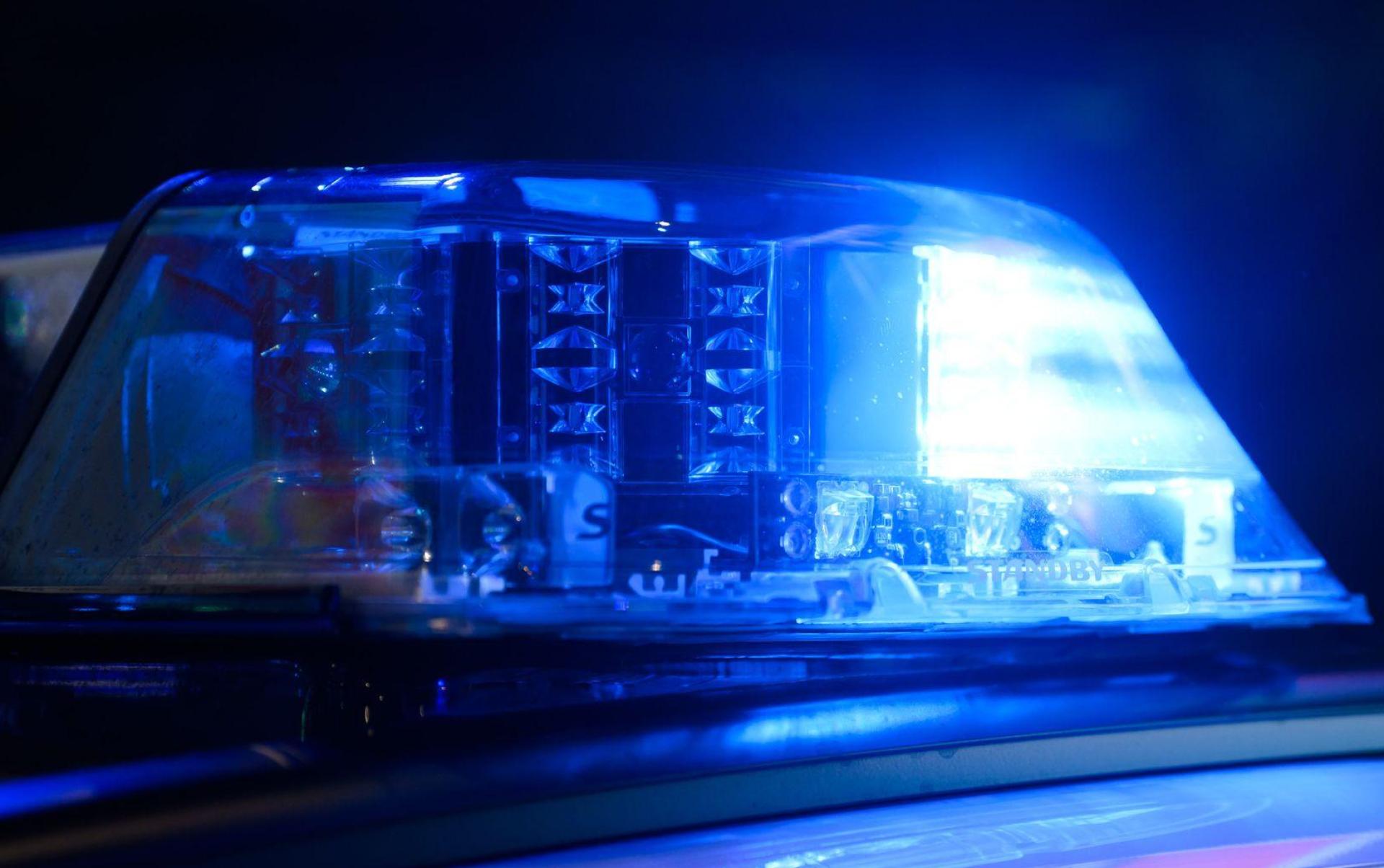 Die Grenzpolizei stoppt auf der A 6 bei Waidhaus einen Kleintransporter ohne gültige Versicherung. (Bild: Julian Stratenschulte/dpa)