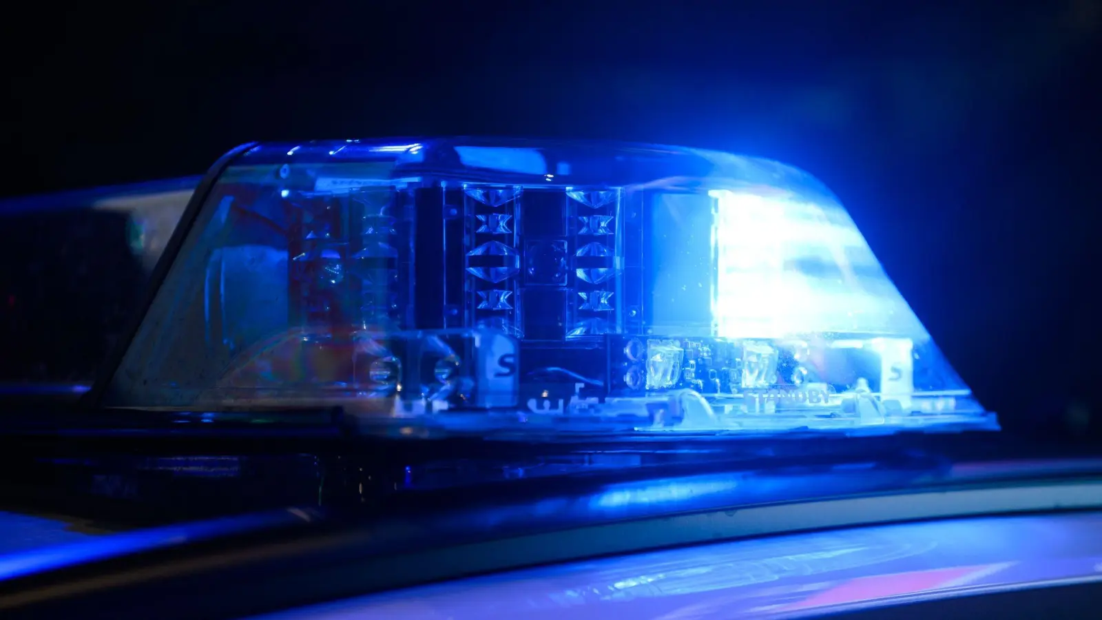 Die Grenzpolizei stoppt auf der A 6 bei Waidhaus einen Kleintransporter ohne gültige Versicherung. (Bild: Julian Stratenschulte/dpa)