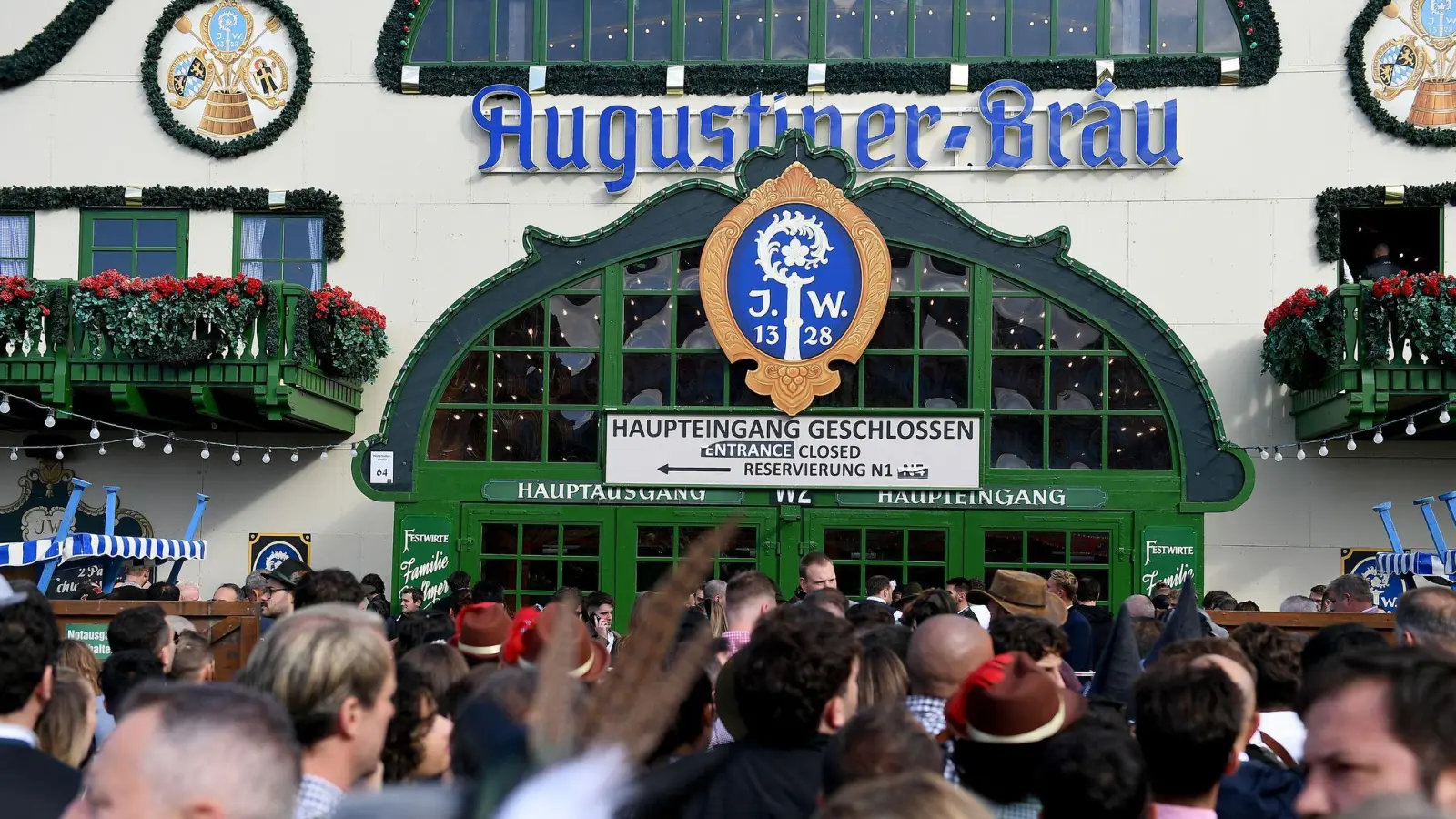 Nicht nur die Bierzelte, auch das gesamte Gelände war zeitweise überfüllt. (Archivbild: Felix Hörhager/dpa)