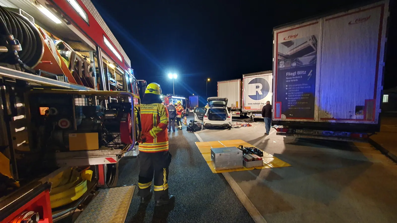 Ein Pkw prallt auf dem Pfreimder Autobahnparkplatz in den Auflieger eines Sattelschleppers. Die Beifahrerin zieht sich dabei lebensgefährliche Verletzungen zu. (Bild: Clemens Hösamer)