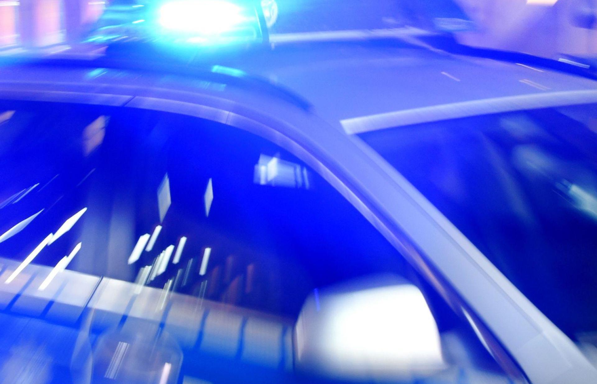 In der Weidener Altstadt kam es zu einer Auseinandersetzung vor einer Bar. Ein 22-Jähriger attackierte einen 32-Jährigen und wurde festgenommen. (Symbolbild: Carsten Rehder/dpa)