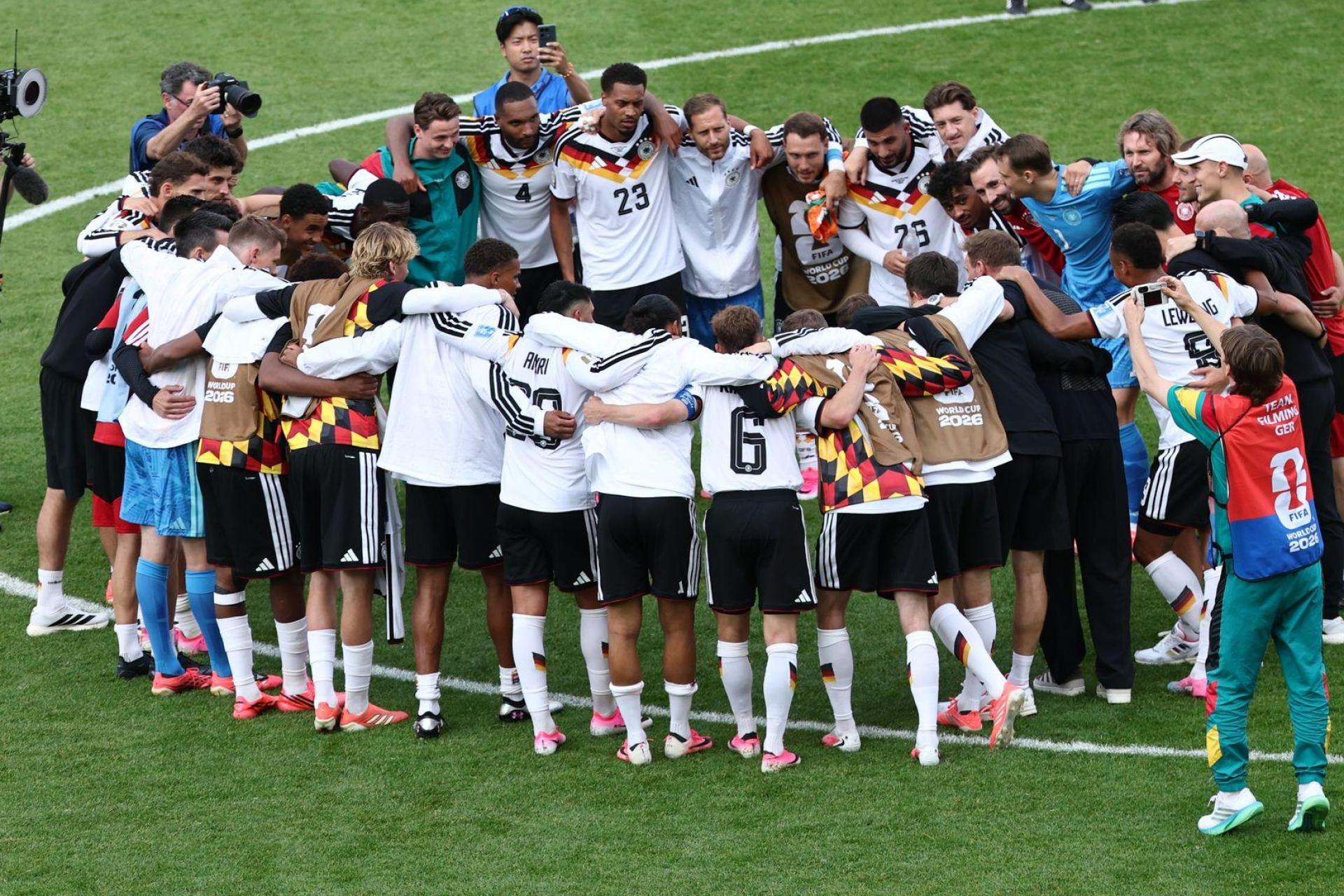 Das DFB-Team feiert den Erfolg in Toronto. (Bild: Christian Charisius/dpa)