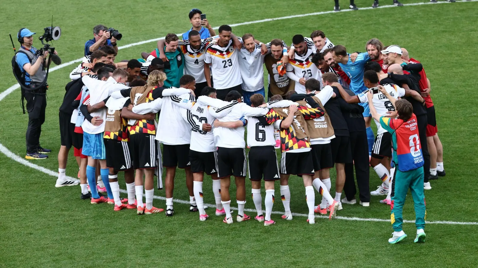 Das DFB-Team feiert den Erfolg in Toronto. (Bild: Christian Charisius/dpa)