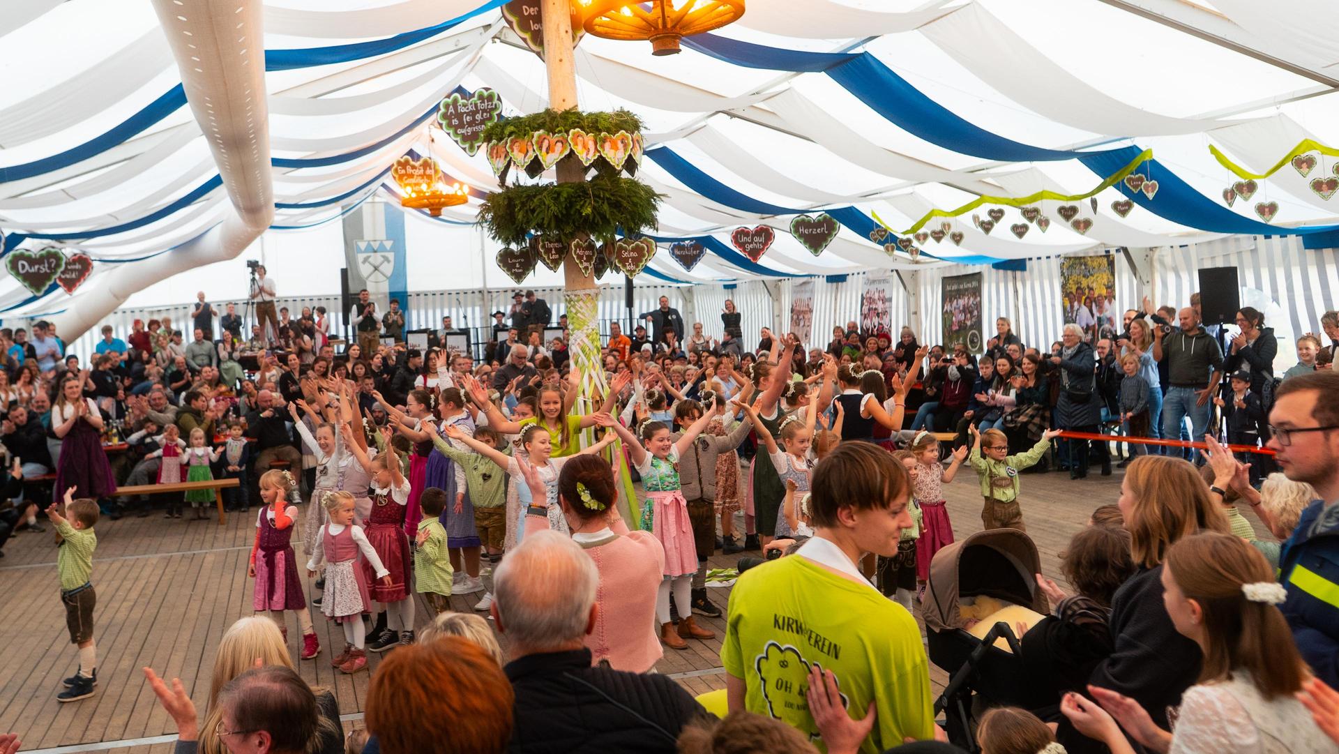 Auch am Sonntag habt ihr auf der Kirwa in Weiherhammer gefeiert. (Bild: Hannes Stock)
