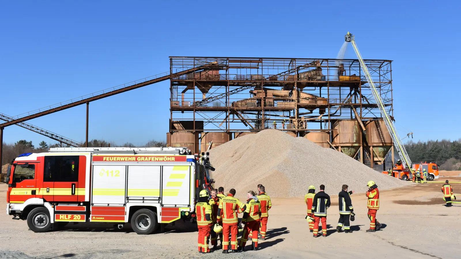 Beim Brand einer Siebanlage im Gewerbegebiet Hütten ist am Mittwochvormittag ein Mensch leicht verletzt worden.  (Bild: rgr)
