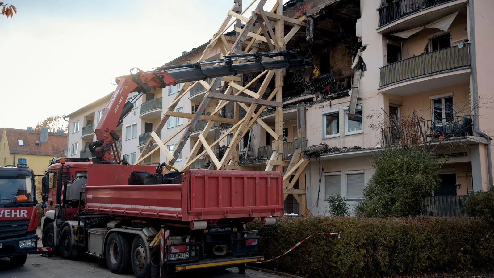 Am Tag nach dem Unglück fanden die Einsatzkräfte zwei Leichen.  (Bild: Tizian Gerbing/dpa)