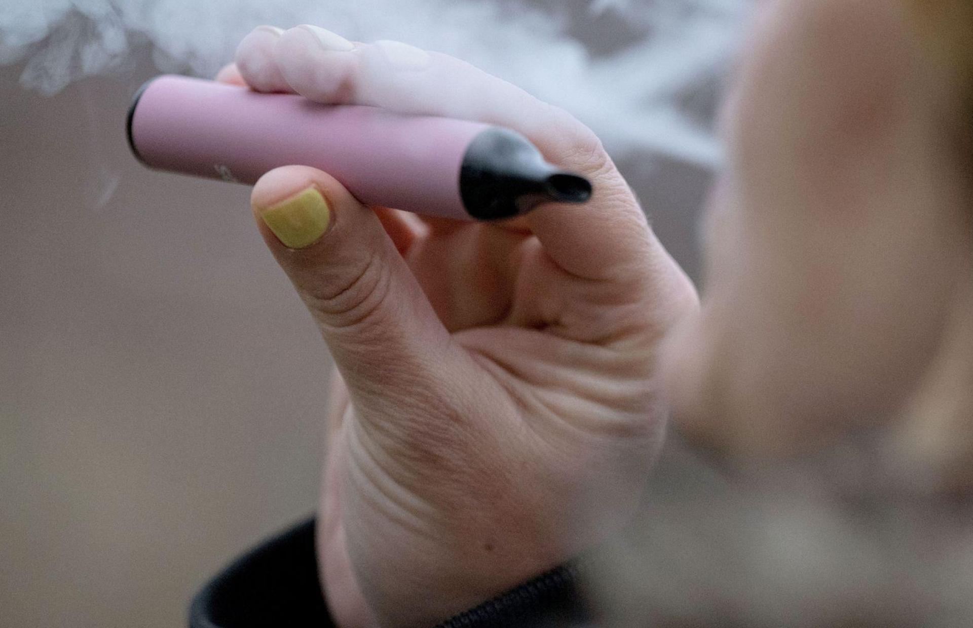Auch Vapes gelten als gesundheitsschädlich, insbesondere in Verbindung mit Cannabis. (Symbolbild: Marijan Murat/dpa/dpa-tmn)