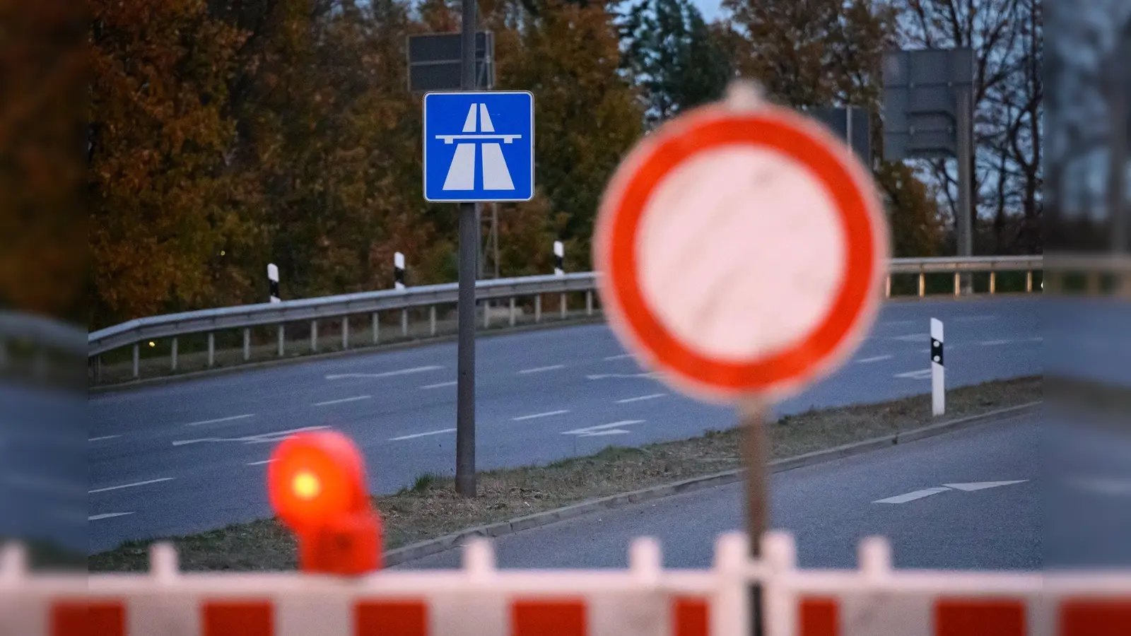 Aufgrund von Arbeiten an der über die A93 verlaufenden Stromtrasse muss die Anschlussstelle Windischeschenbach in Fahrtrichtung Hof für den Gesamtverkehr gesperrt werden. (Symbolbild: Jonas Walzberg/dpa)