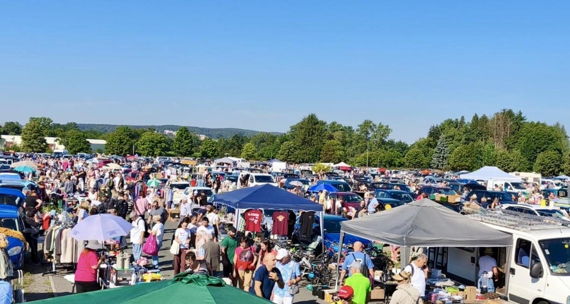 Der Flohmarkt auf dem Alten Festplatz in Weiden. (Bild: Pascal Regnet/Swennes Flohmarkt)