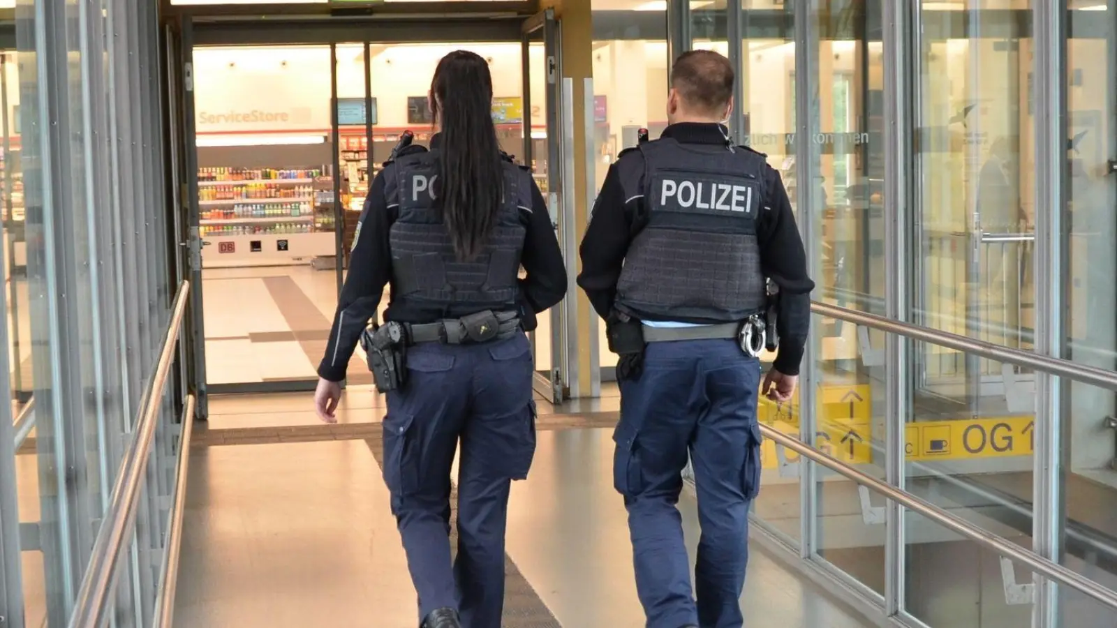 Die Bundespolizei verhängt ein Mitführverbot für gefährliche Gegenstände am Hauptbahnhof Regensburg. (Symbolbild: Bundespolizei )