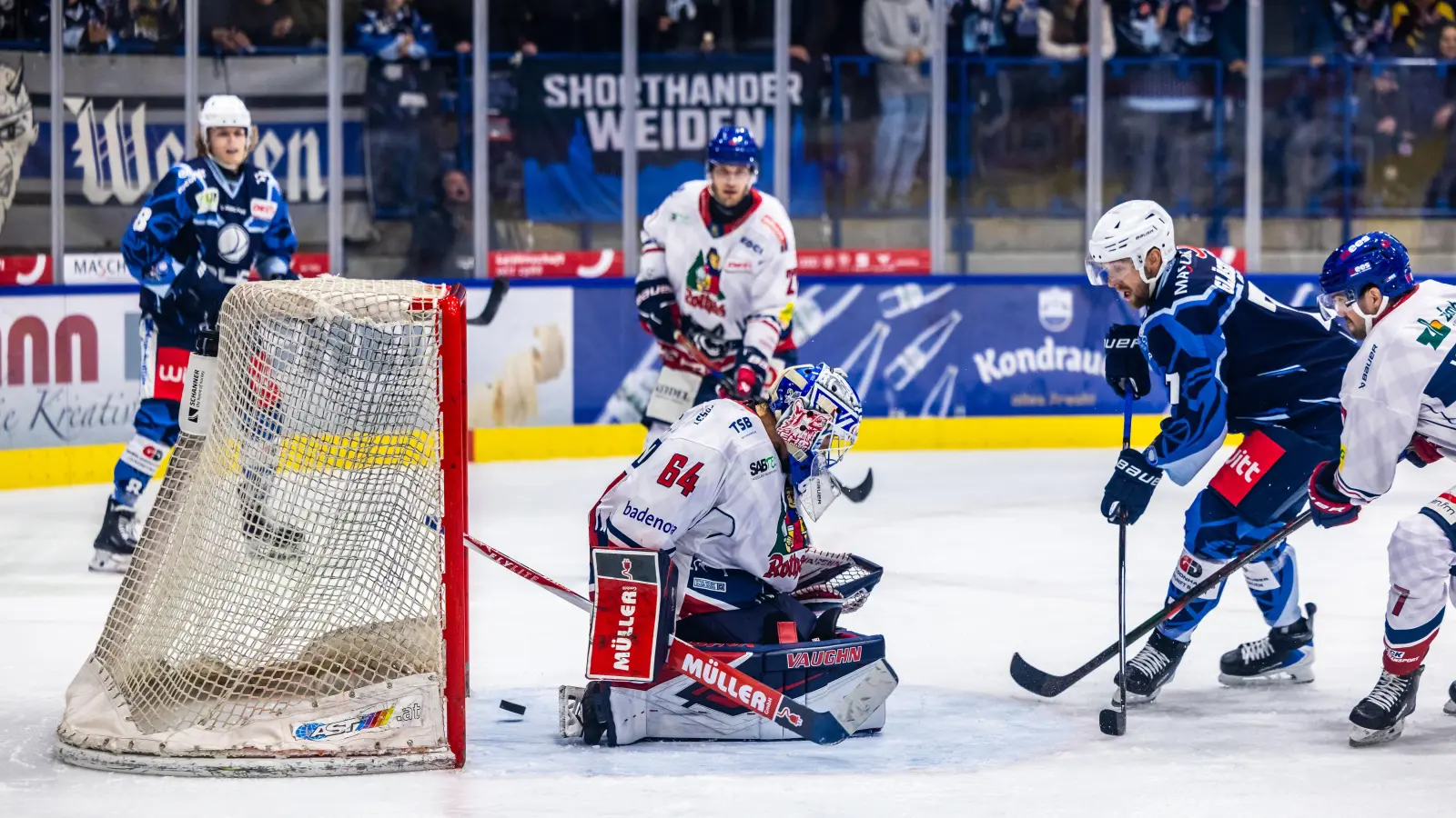 Luca Gläser brachte die Blue Devils Weiden mit seinem Tor in Überzahl im ersten Drittel in Führung. Am Ende gewannen die Weidener die Partie mit 3:2 und machten das 6-Punkte-Wochenende perfekt.  (Bild: Tobias Neubert)