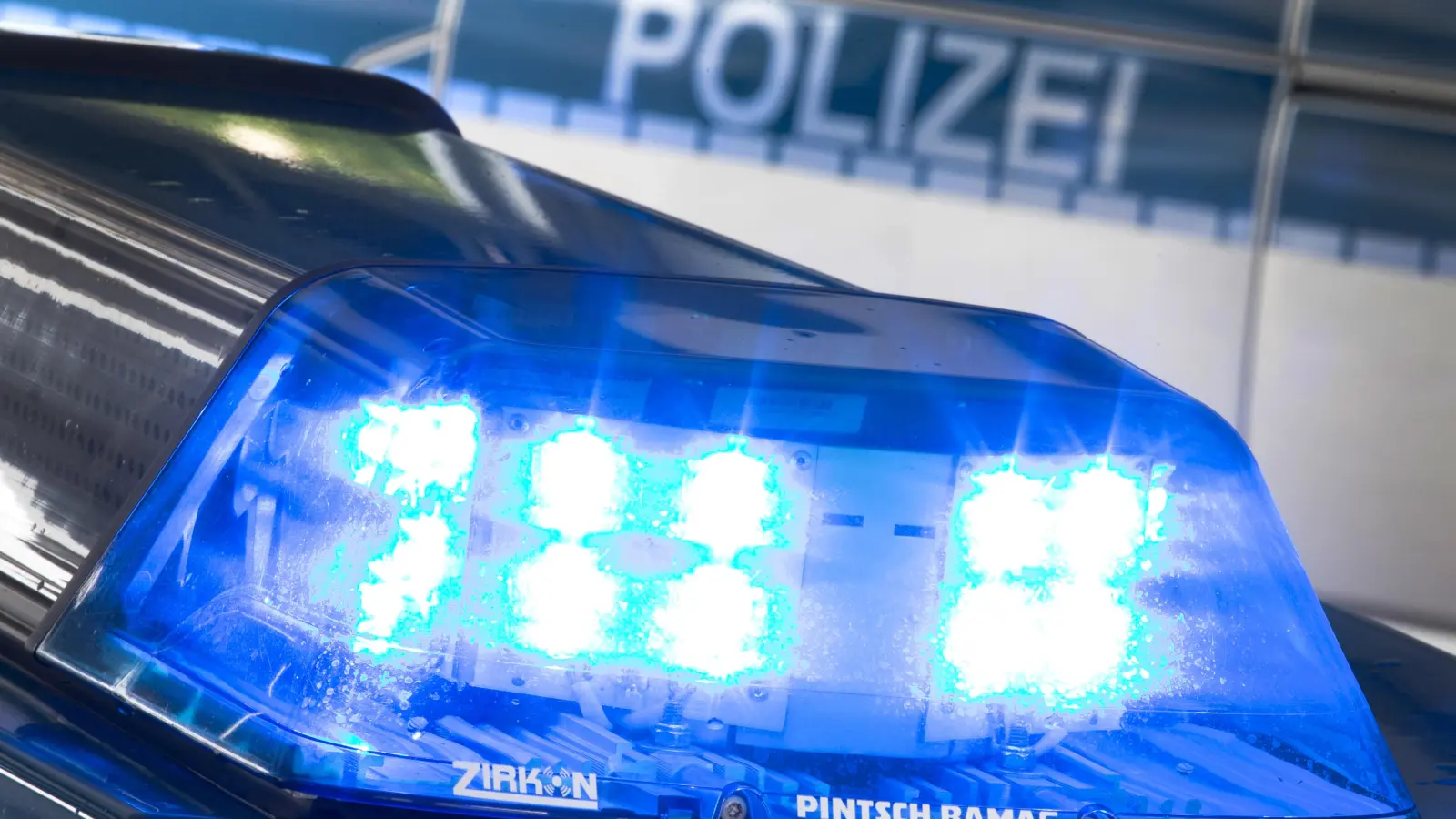Ein Ehepaar stürzt mit den Fahrrädern und verletzt sich.  (Bild: Friso Gentsch)
