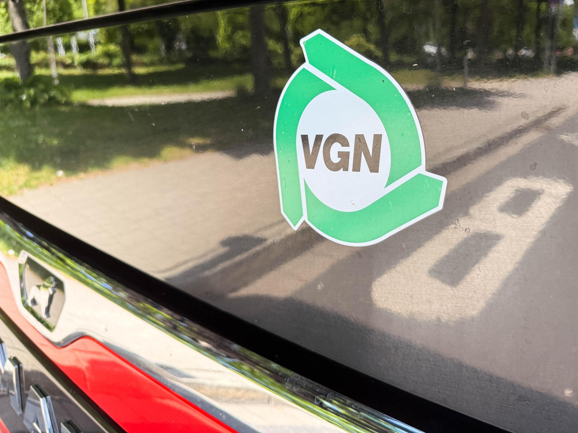 Wer mit dem Bus in Weiden, Amberg, den umliegenden Landkreisen Neustadt, Tirschenreuth oder Amberg-Sulzbach sowie dem VGN-Raum unterwegs ist, zahlt seine Fahrkarten immer häufiger auf digitalem Weg. Ab 2027 will der Verbund sein Ticketangebot verschlanken.  (Bild: Gabi Schönberger)