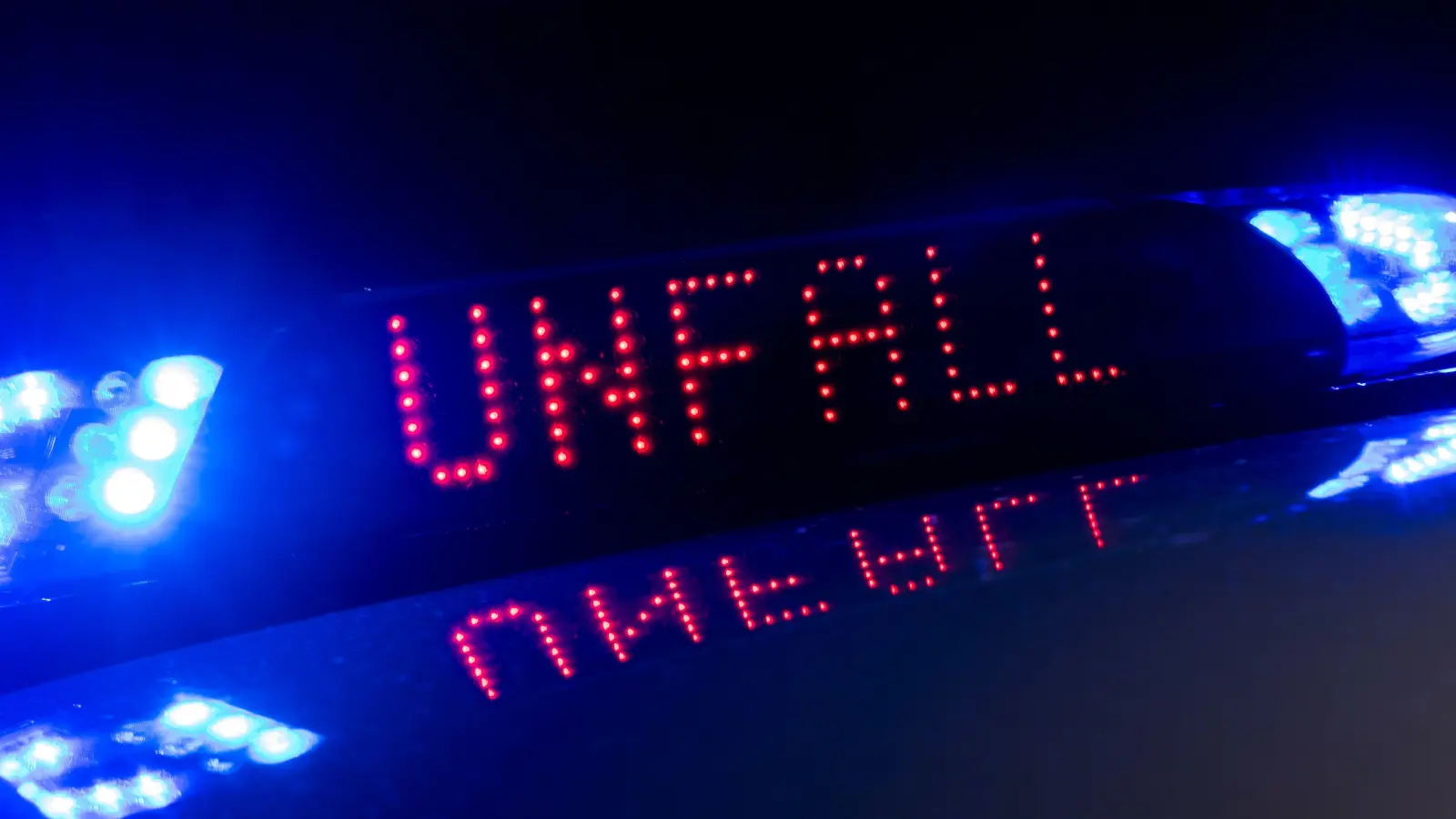 Die B 22 Weiden war am Montag nach einem Unfall bei Leuchtenberg in beide Richtungen gesperrt. (Symbolbild: Monika Skolimowska/ZB/dpa)