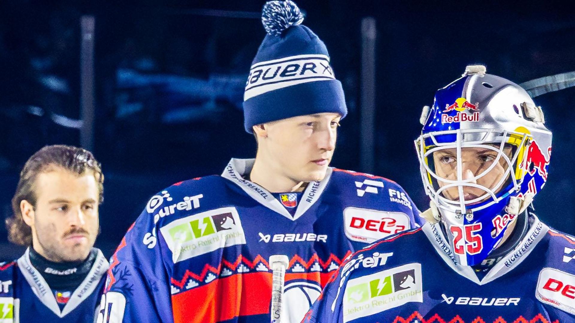 Die Spieler und Spielerfrauen der Blue Devils Weiden zeigen in der Adventszeit Herz und unterstützen die Kinderklinik Weiden. (Bild: Tobias Neubert/exb)