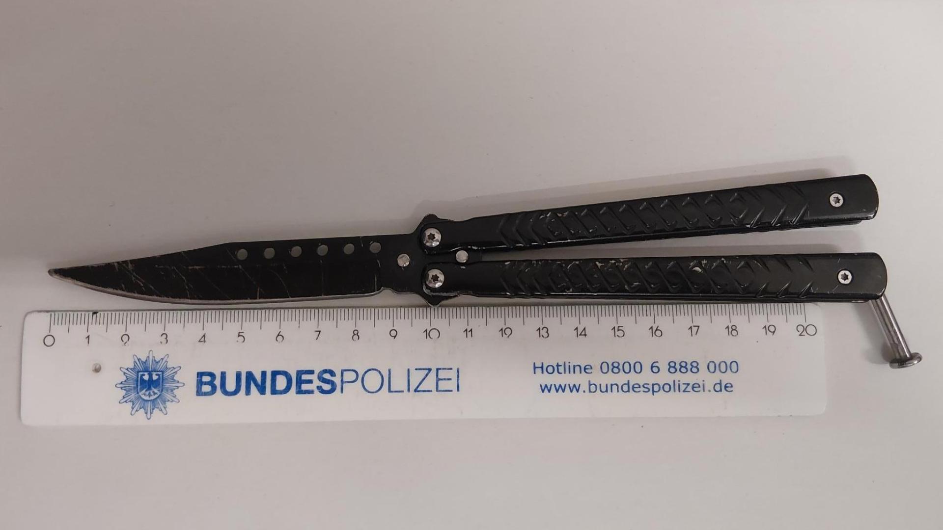 Die Polizei erwischte einen 15-Jährigen mit einem Butterflymesser am Hauptbahnhof Regensburg. (Bild: Bundespolizei)