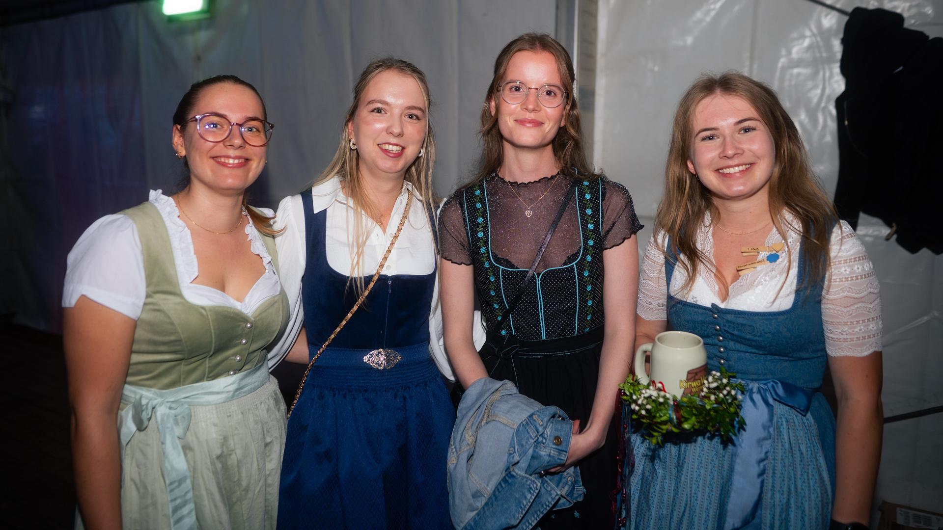 Die Quertreiber rocken am Samstagabend das Festzelt bei der Kirwa in Wernberg.  (Bild: Hannes Stock)