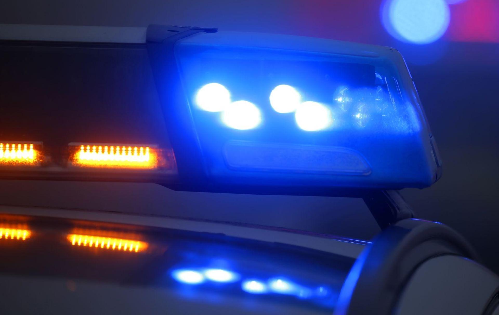 Ein 28-jähriger Autofahrer prallt bei Floß gegen einen Baum, der E-Call wird ausgelöst.  (Symbolbild: Karl-Josef Hildenbrand/dpa)