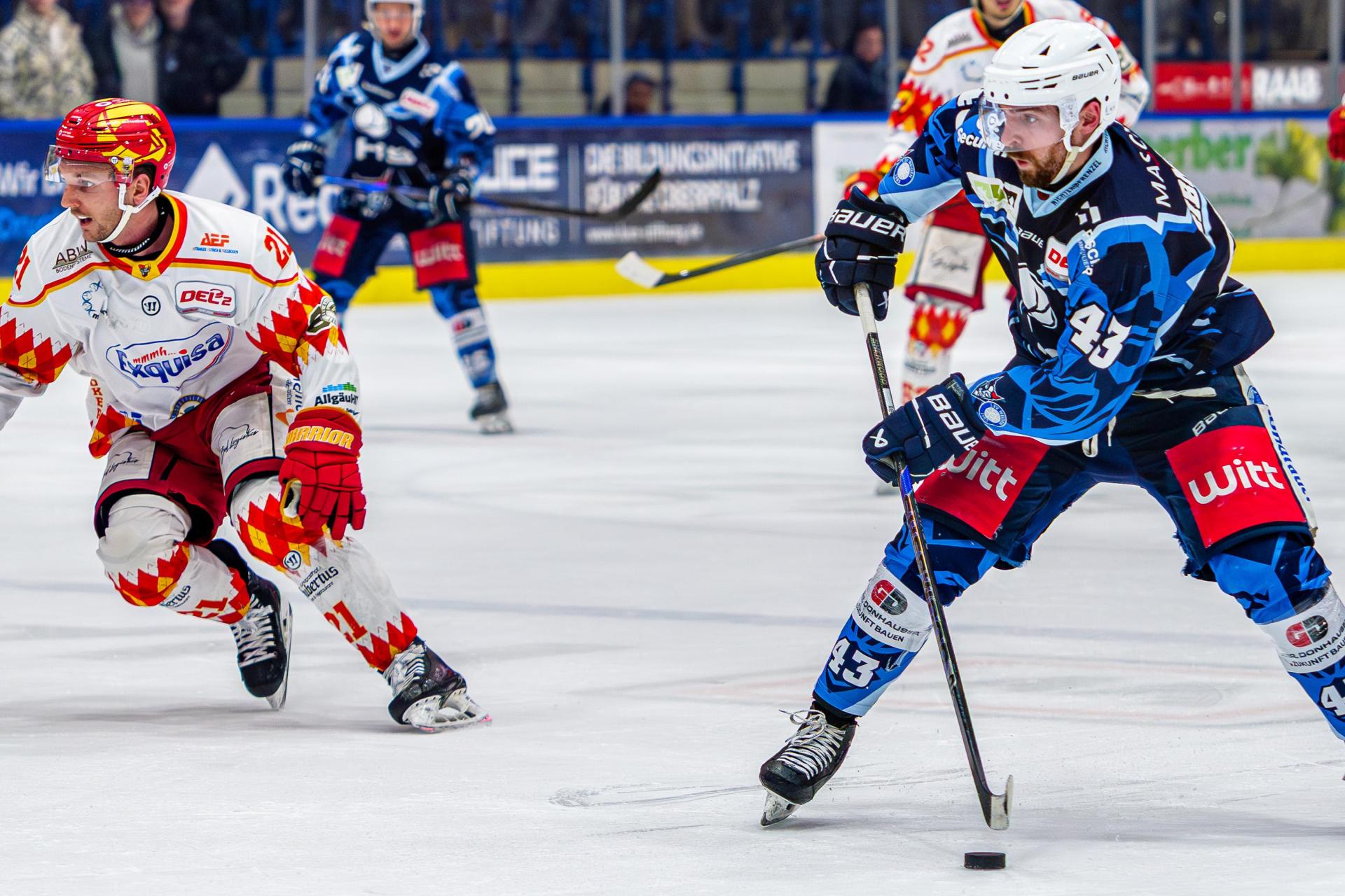 Die Verteidiger Fabian Ribnitzky (Mitte) und Maximilian Kolb werden die Blue Devils Weiden verlassen.  (Archivbild: Elke Englmaier)