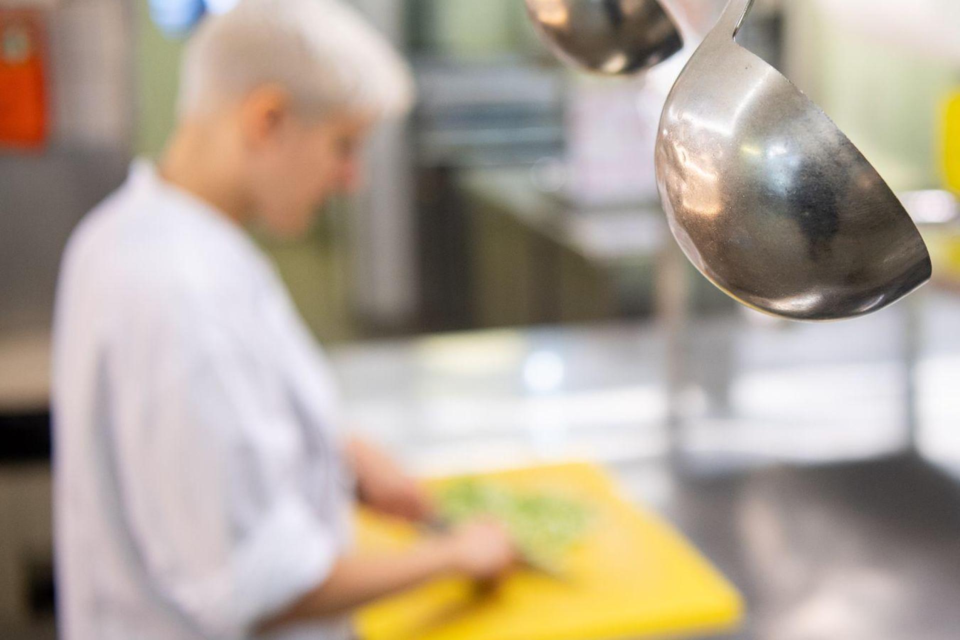 Angehende Köchinnen und Köche sind oft unzufrieden mit der Qualität ihrer Ausbildung (Symbolfoto). (Bild: Sebastian Gollnow/dpa)