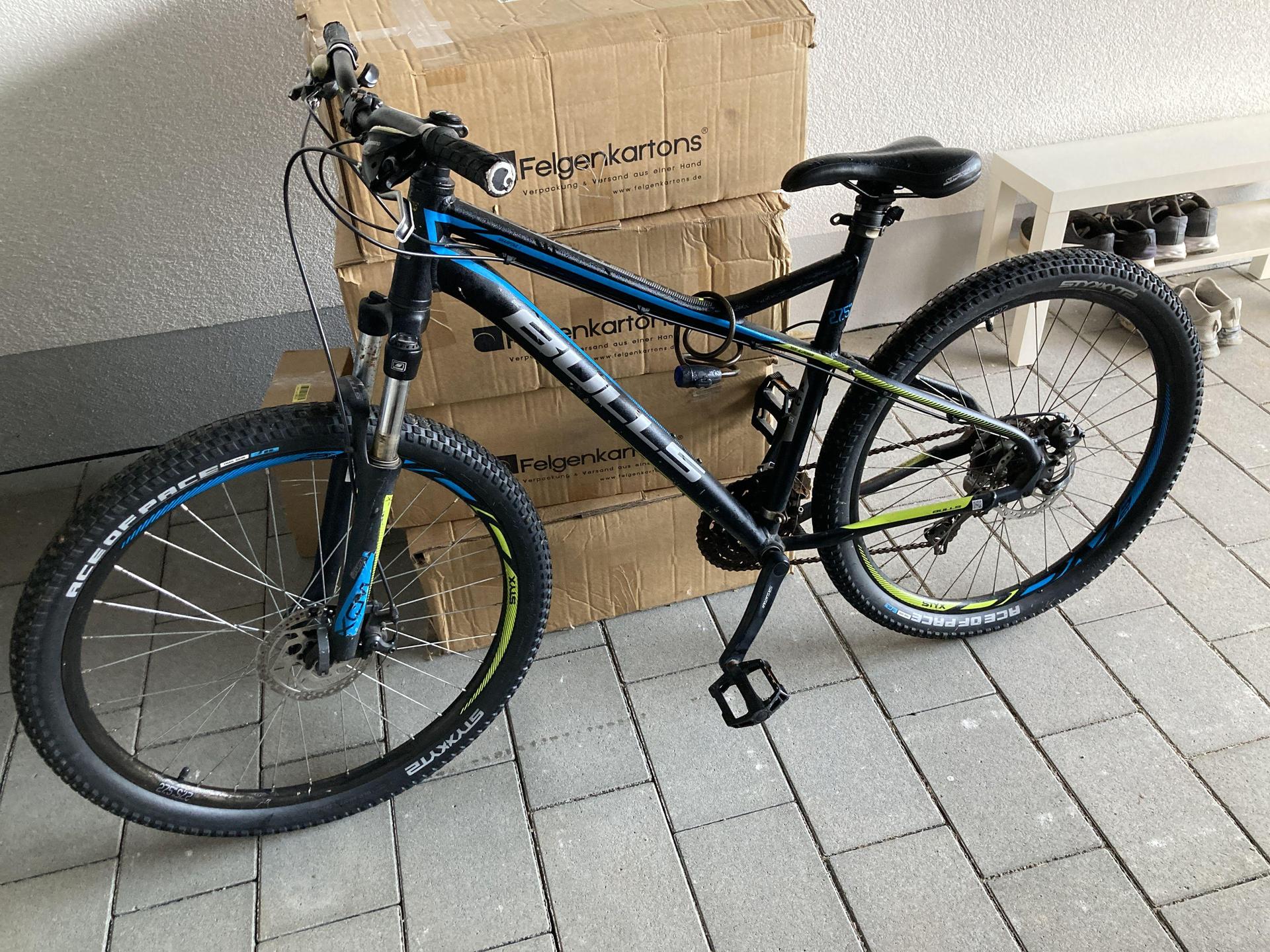 Diese Mountainbike ließen die Täter in einem Carport in Floß zurück. (Bild: Polizei Neustadt/WN)