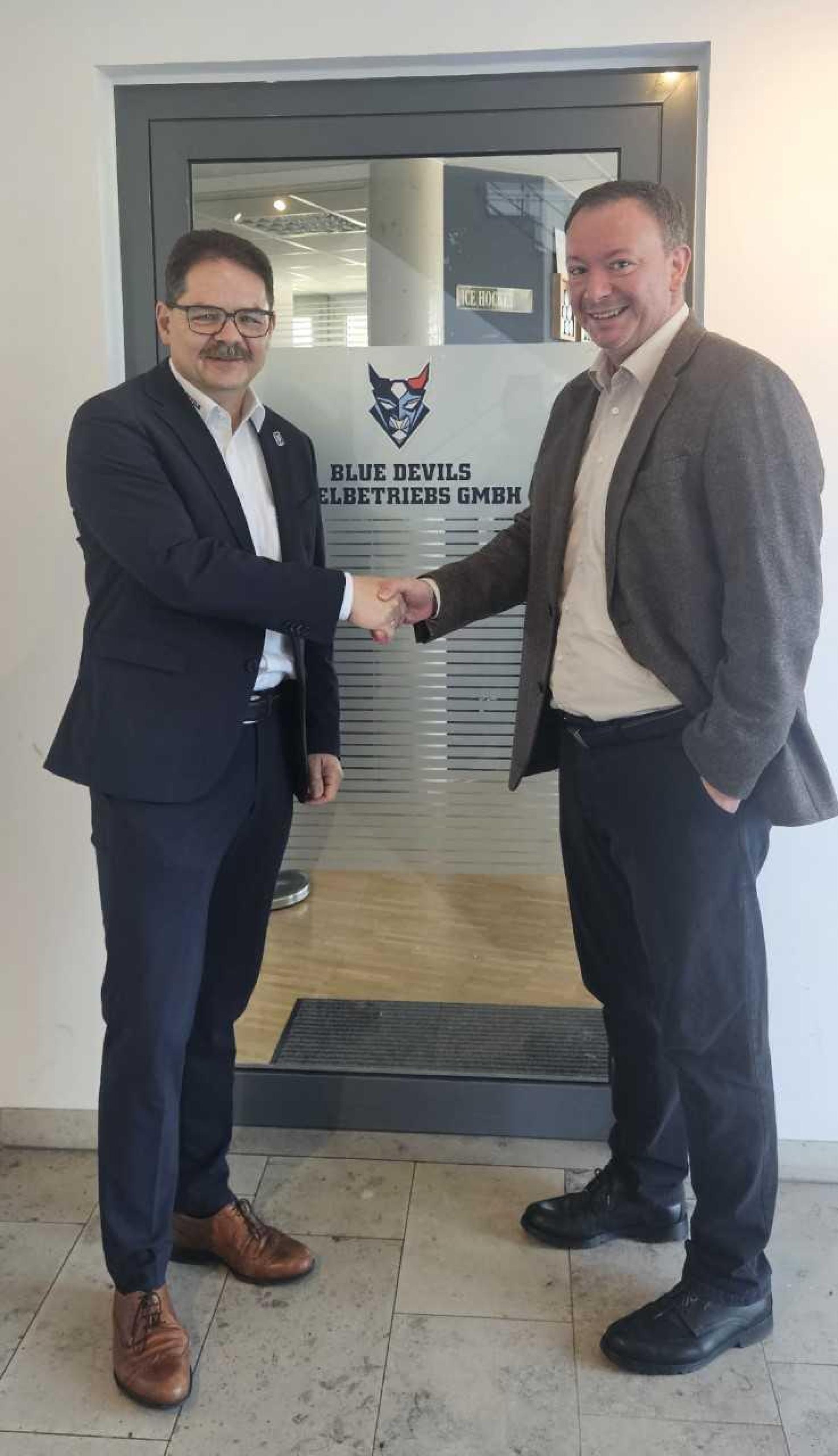 Das war's für Franz Vodermeier bei den Blue Devils Weiden: Jörg Bayer (rechts) übernimmt als Geschäftsführer des DEL2-Clubs. (Bild: Claudia Bunk)