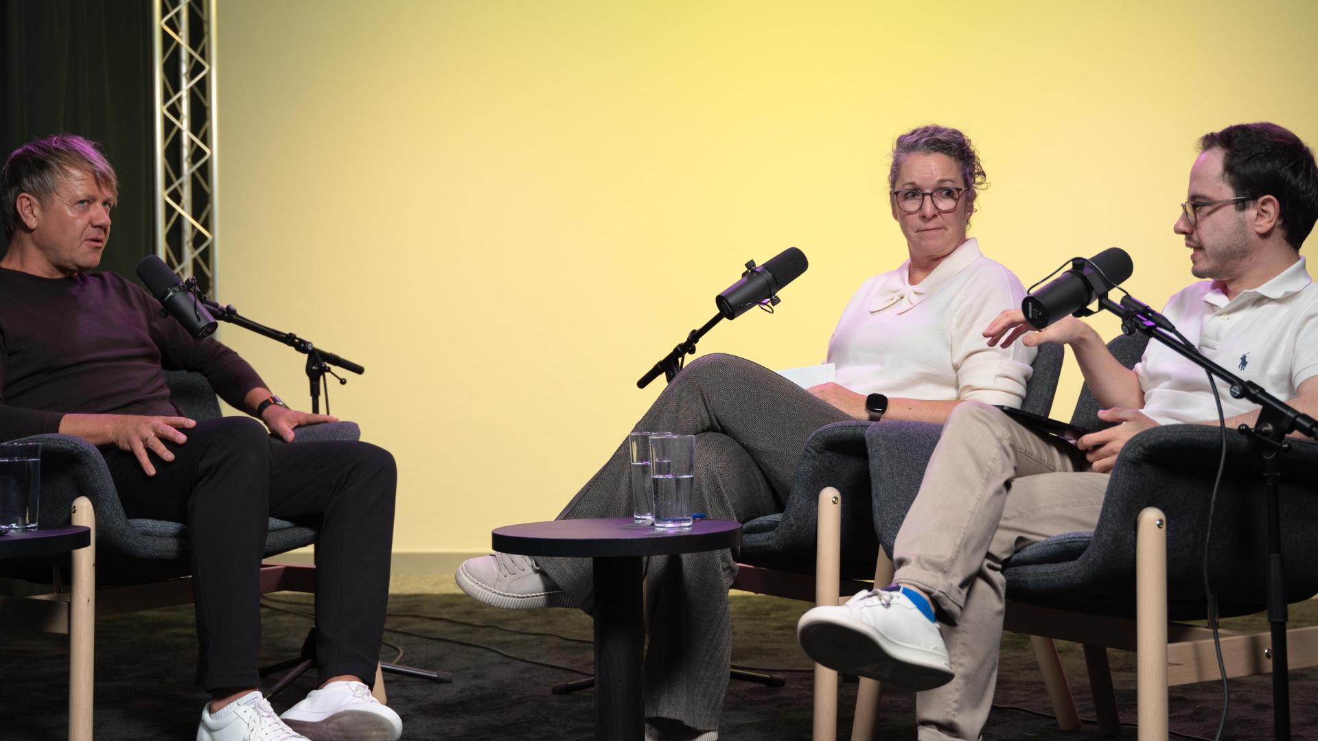 Denkt er heute anders über das Leben nach? Trauerredner Jürgen Meyer (links) spricht im Podcast „Wie ist es” mit Redakteurin Sonja Kaute und Redakteur Florian Bindl. (Bild: Erik Glaubitz)