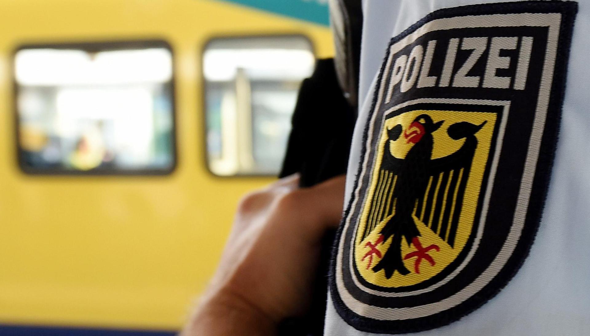 Eine 16-jährige Ausreißerin aus einer Jugendschutzstelle wird am Hauptbahnhof Regensburg von der Bundespolizei in Schutzgewahrsam genommen. (Symbolbild: Holger Hollemann/dpa)