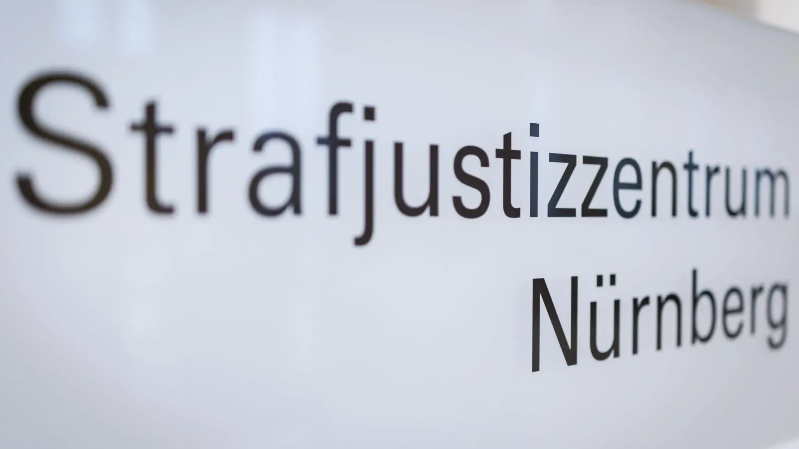 Das Opfer sollte am ersten Prozesstag als Zeugin aussagen. (Bild: Daniel Karmann/dpa)