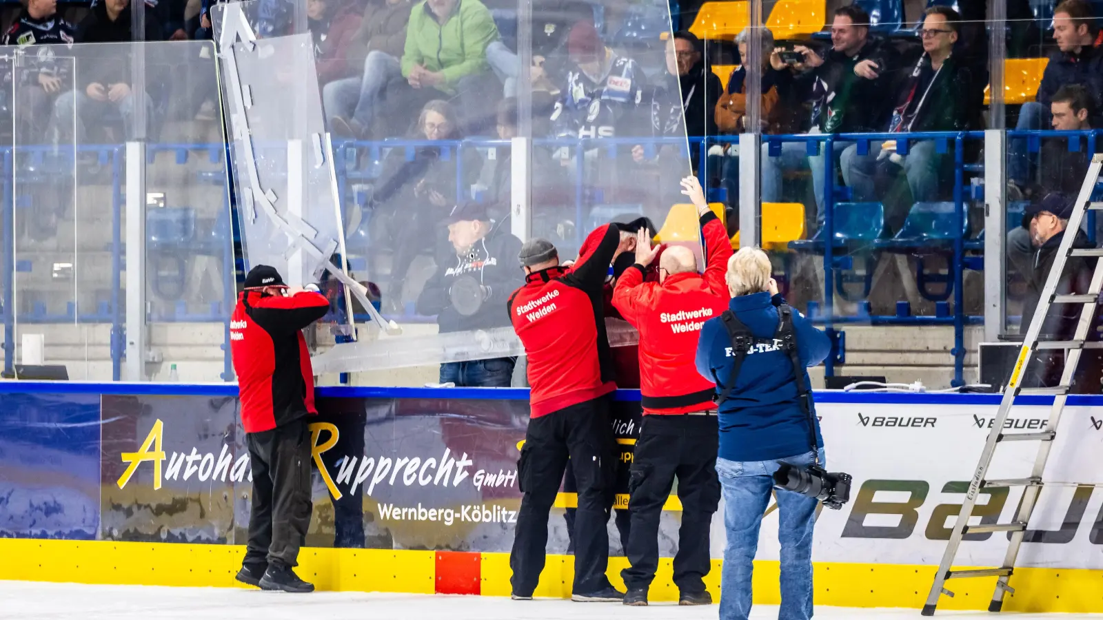 Der Scheibenbruch vom Sonntag hat für die Blue Devils Weiden nun auch konkrete sportliche Folgen. (Bild: Tobias Neubert)